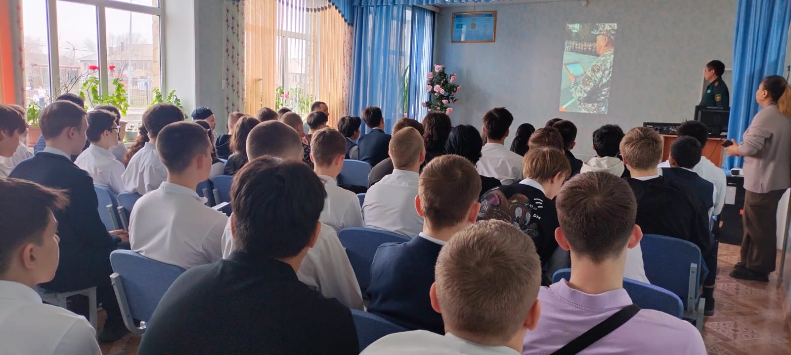 Кәсіби бағдар беру жұмыстарын жүргізу аясында екі мектеп базасында оқушылар «Қазақстан Республикасы Қорғаныс министрлігінің «Екі мәрте Кеңес Одағының Батыры Т.Я. Бегельдинов атындағы Қарағанды республикалық «Жас Ұлан» мектебі» РММ өкілдерімен кездесті.