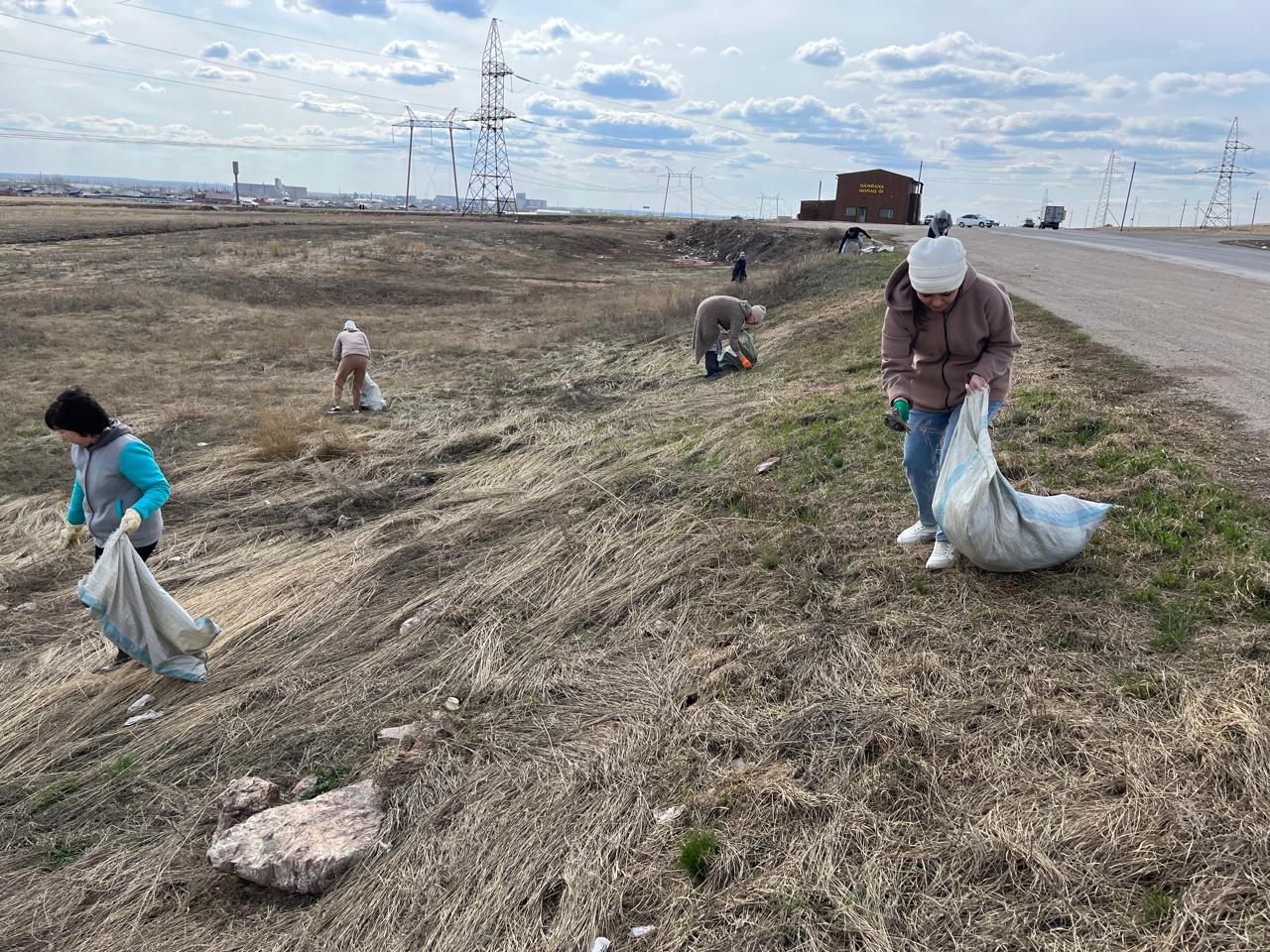 14 сәуірде «Таза Қазақстан» экологиялық акциясы аясында Жақсы ауылында ұйымдастырылған сенбілікке Жақсы аудандық мәслихатының ұжымы қатысты
