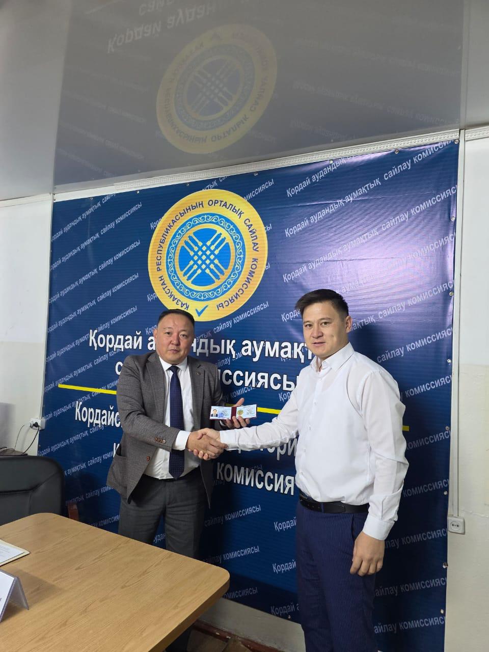 2025 жылғы 13 сәуірде сайланған Степной ауылдық округінің әкімі Қарабаев Мадияр Бақытбекұлына қызметтік куәлік табыс етілді