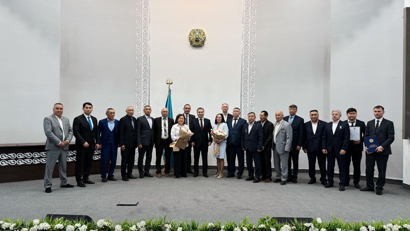 Ерсайын Нағаспаев Тұрғын үй-коммуналдық шаруашылық саласының үздік қызметкерлерін марапаттады