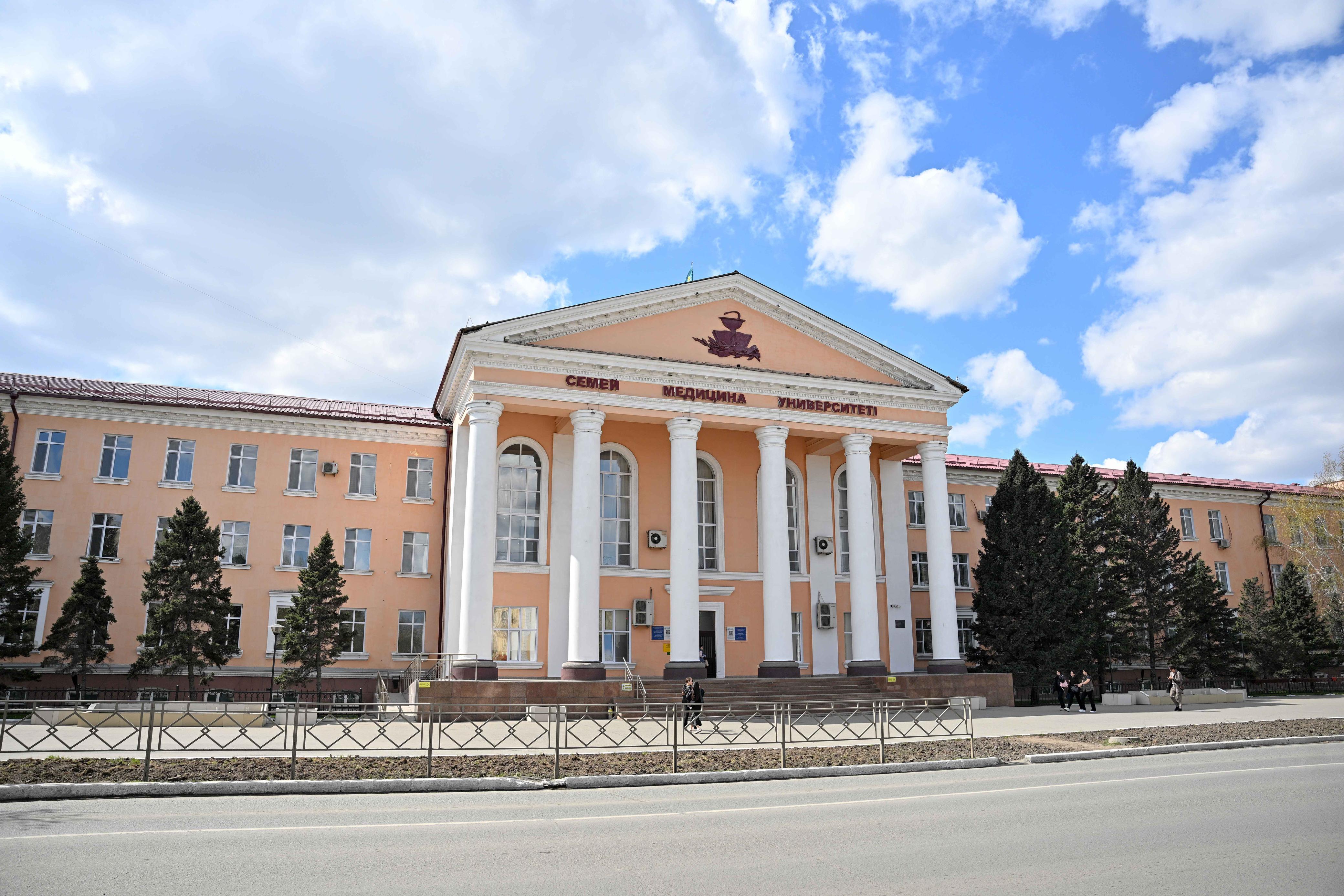 Облыс әкімі Семей медицина университетінің жұмысымен танысты