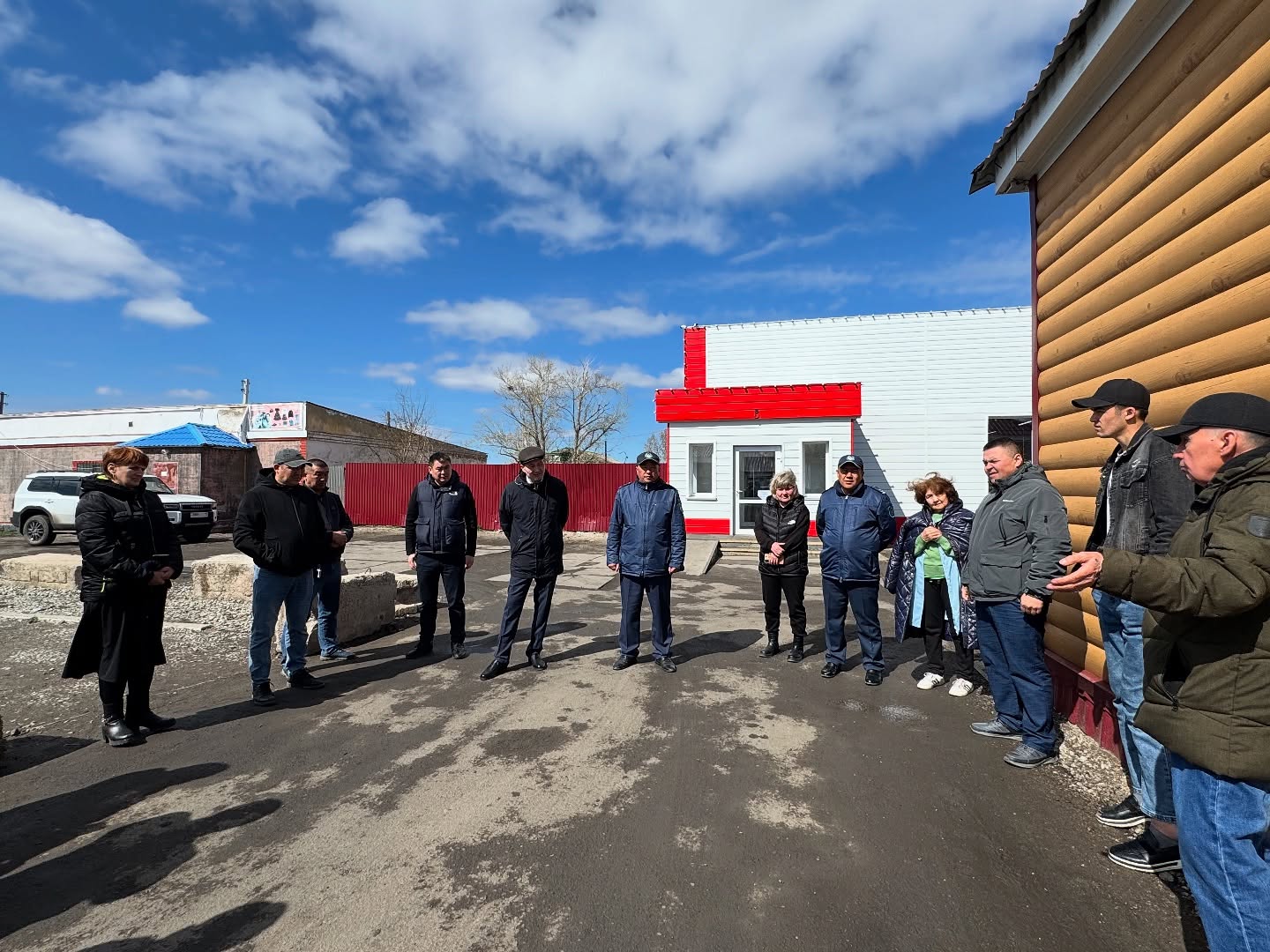 Аудан әкімінің Орталық базар аумағында қызмет жүргізетін кәсіпкерлермен кездесуі.