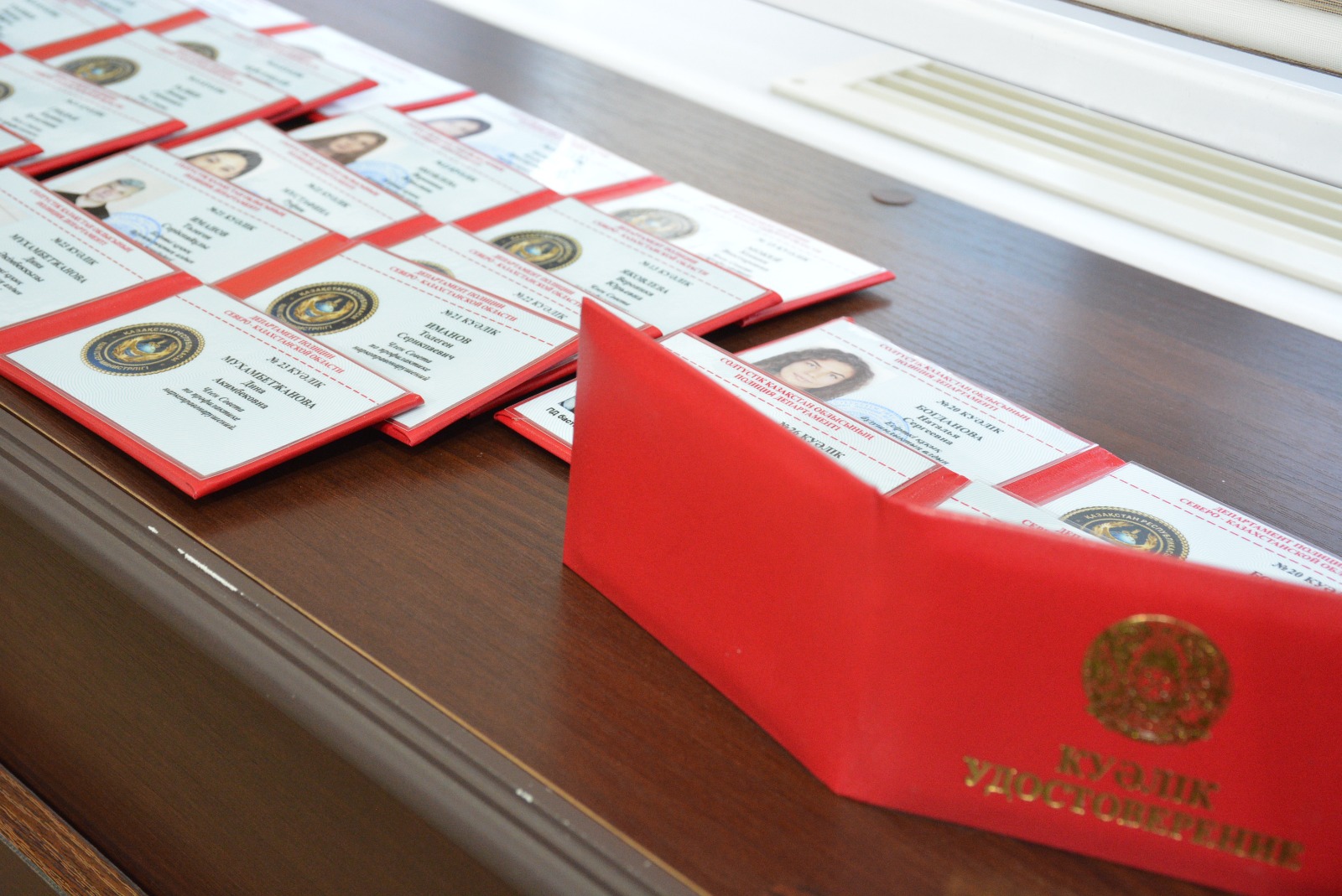 Полицейлер есірткі құқық бұзушылықтарының алдын алу бойынша кеңес мүшелеріне куәліктер табыстады