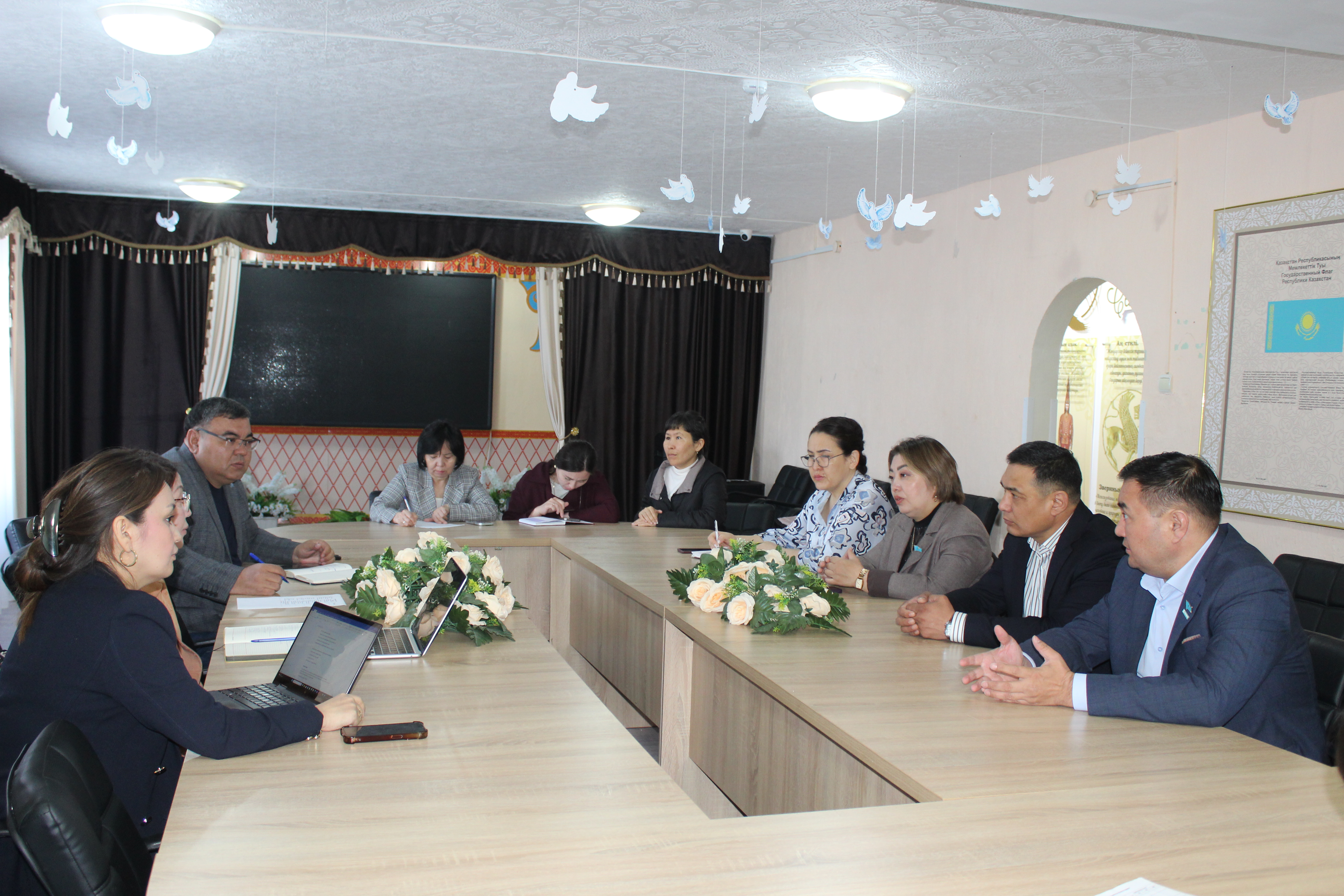 15 сәуірде мәслихат төрағасы Қ.Балмағамбетов, депутаттар Ғ.Нұрпейсов, С.Жакупова, Г.Жаппасова және мәслихат аппаратының қызметкерлері БҰҰДБ өкілдерімен кездесуге қатысты