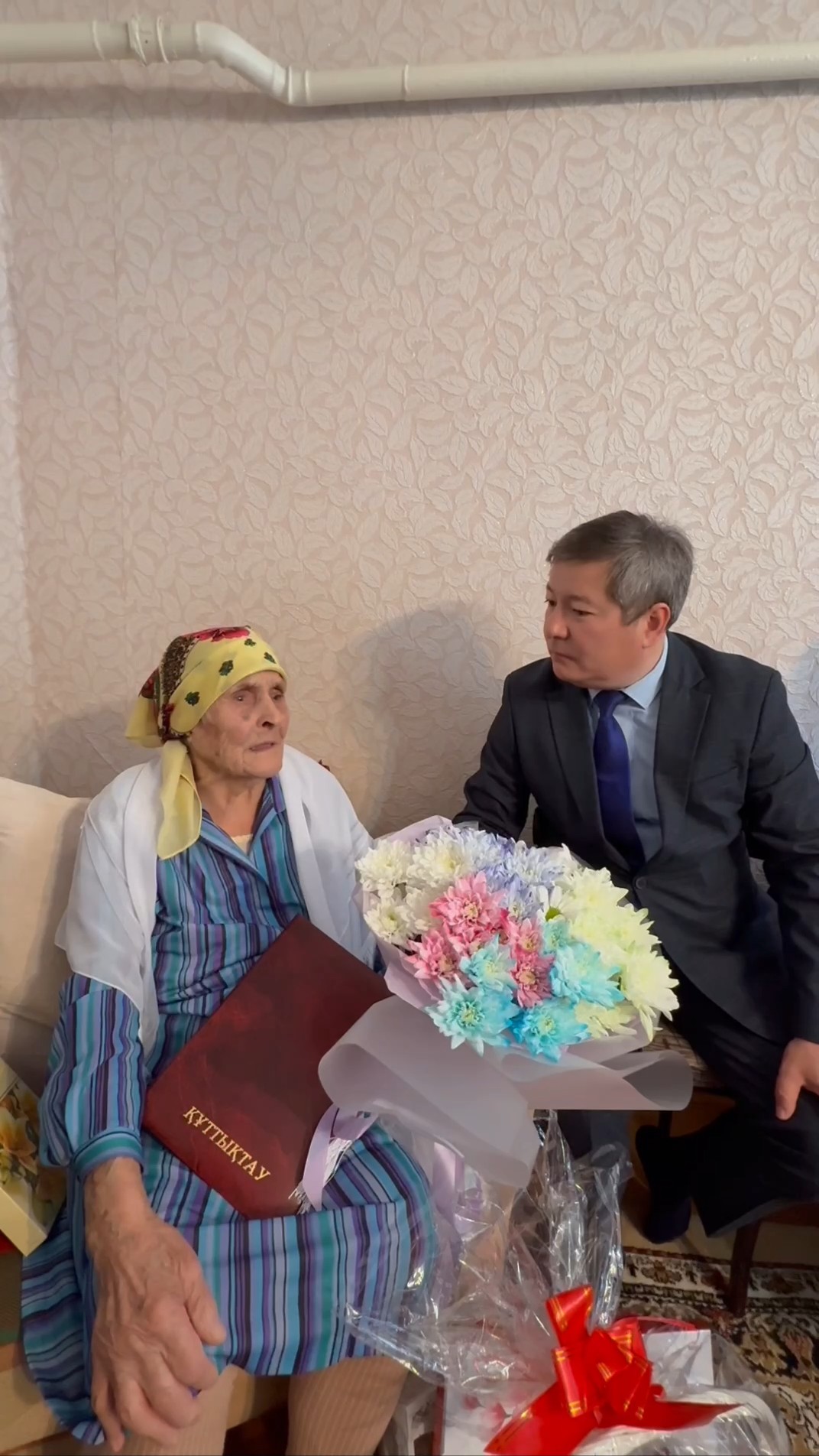 🔹Аудан әкімі 100 жасқа толған әжені құттықтады