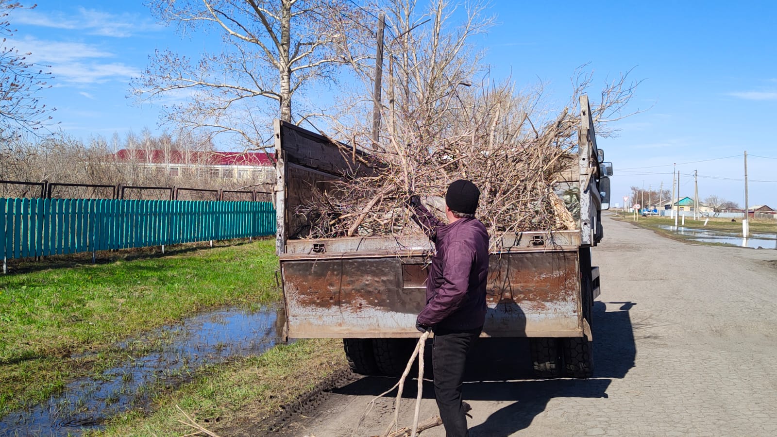 «Таза Қазақстан» республикалық экологиялық бағдарламасы аясында Костряков ауылында абаттандыру жұмыстары қарқынды жүргізілуде.