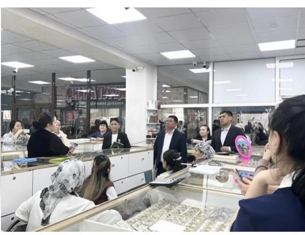 В торговых точках продолжаются встречи с налогоплательщиками.
