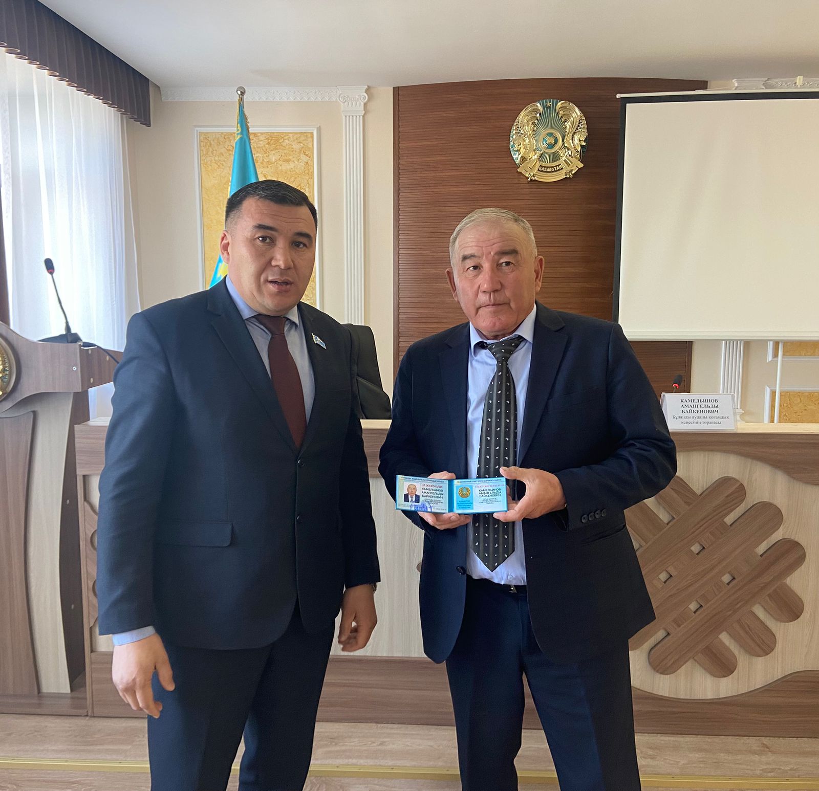 Мәслихат төрағасы 2025-2028 жылдарға арналған Қоғамдық кеңестің жаңадан сайланған мүшелеріне куәліктер табыс етті.