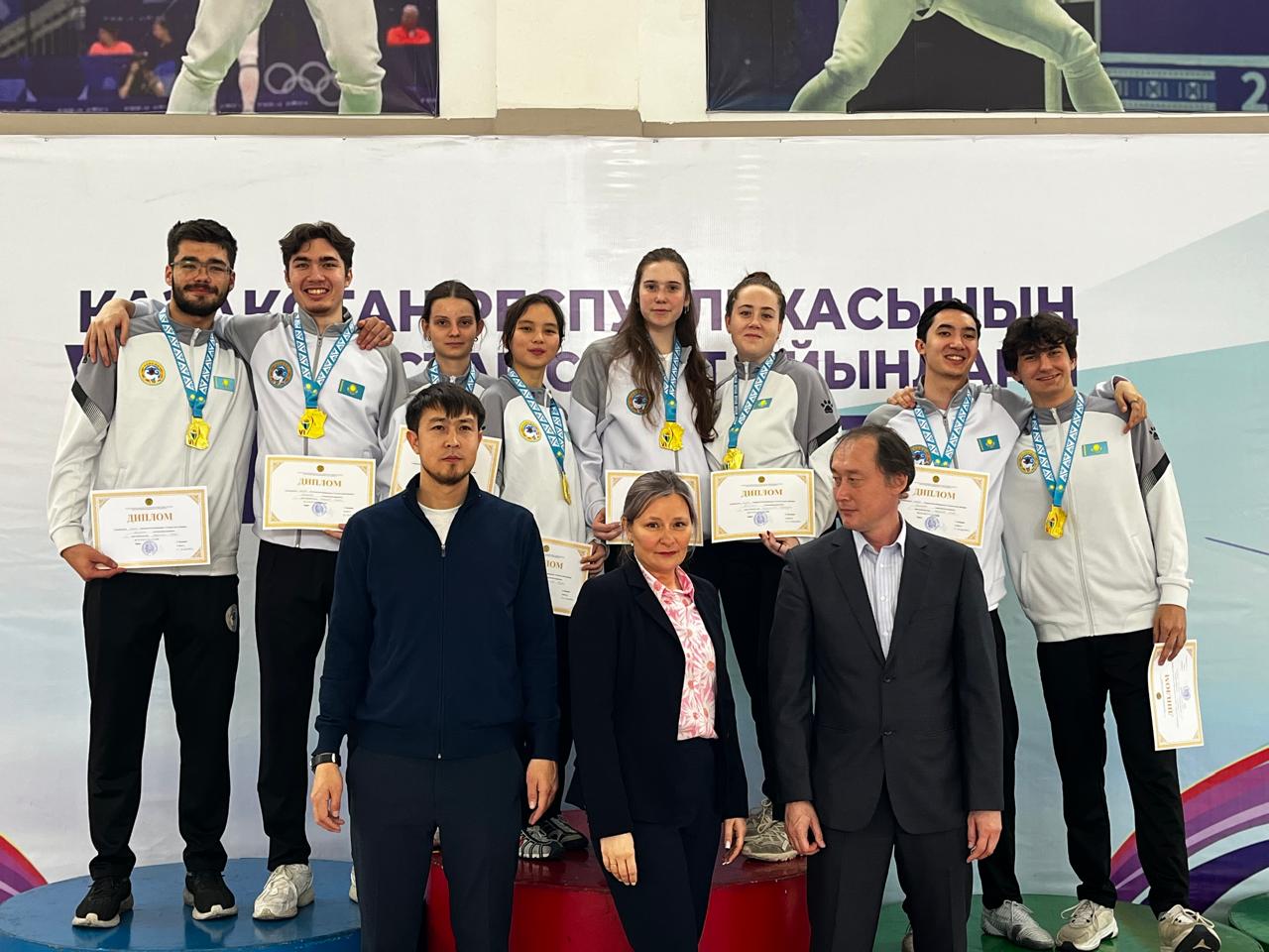 Алматылық семсерлесушілерден сенімді жеңіс.