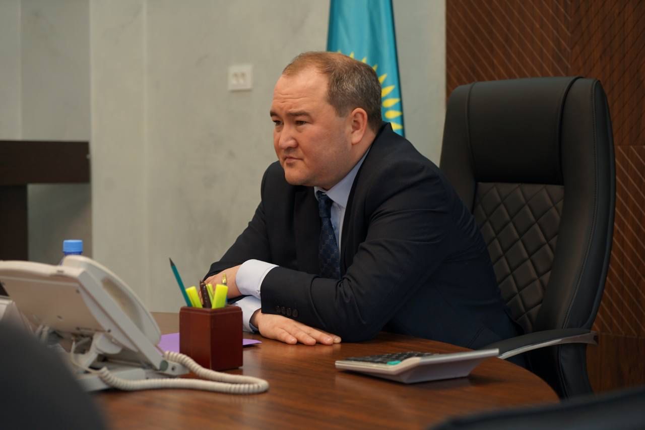 Қала әкімі мердігерлермен кездесті: Өскеменде жолдарды жөндеу жұмыстары жалғасуда