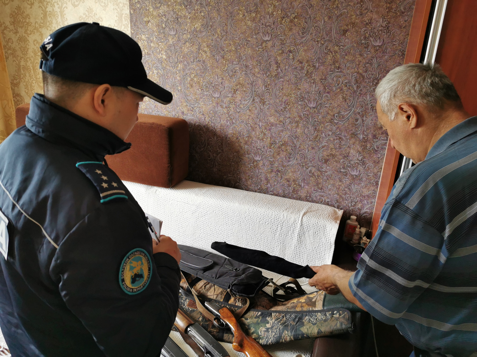 Полицейлер аңшылықпен айналысатын тұрғындарды тексеруде