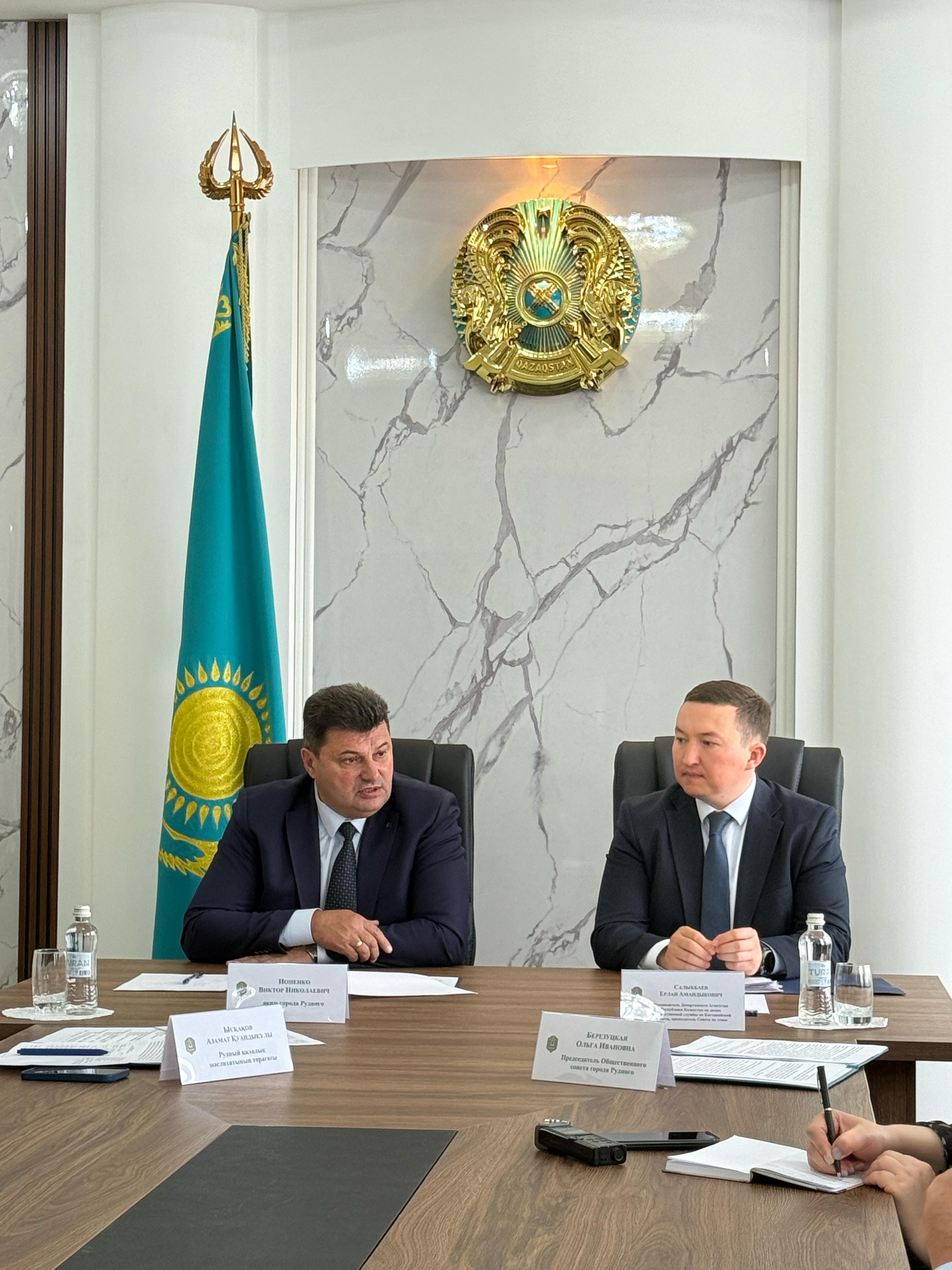 Жұмыс сапары аясында Рудный қаласына Қазақстан Республикасы Мемлекеттік қызмет істері агенттігінің Қостанай облысы бойынша департаментінің басшысы, Әдеп жөніндегі кеңес төрағасы Ерлан Амандықұлы Салықбаев келді