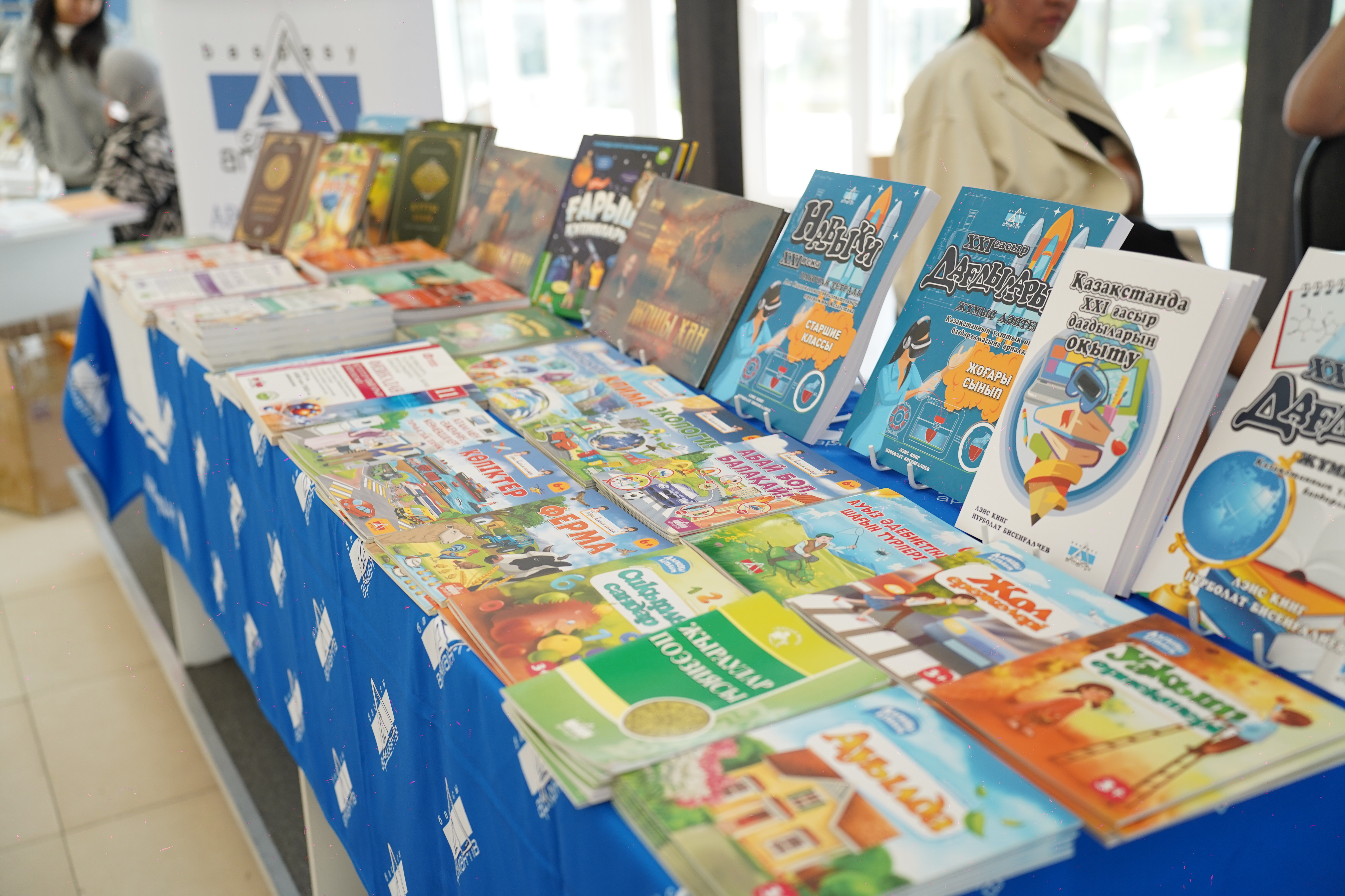 «КІТАП – ҰЛТТЫҚ ҚҰНДЫЛЫҚ»: ЖАМБЫЛДА ӨТКЕН РЕСПУБЛИКАЛЫҚ КІТАП ФЕСТИВАЛІНІҢ ЕКІНШІ КҮНІ МАЗМҰНДЫ ШАРАЛАРҒА ТОЛЫ БОЛДЫ