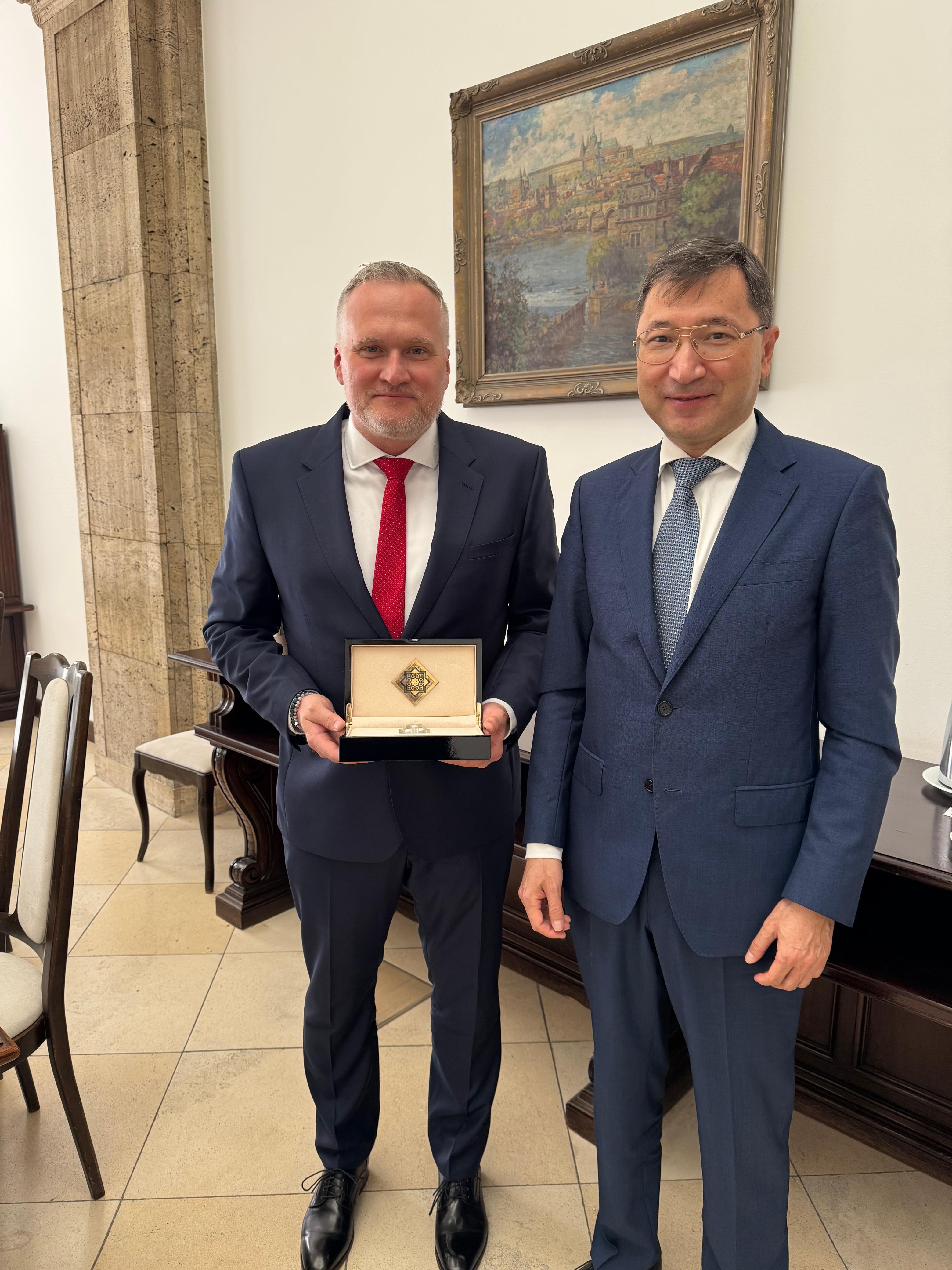 Вопросы укрепления торгово-экономического, промышленного и энергетического сотрудничества обсуждены в Праге