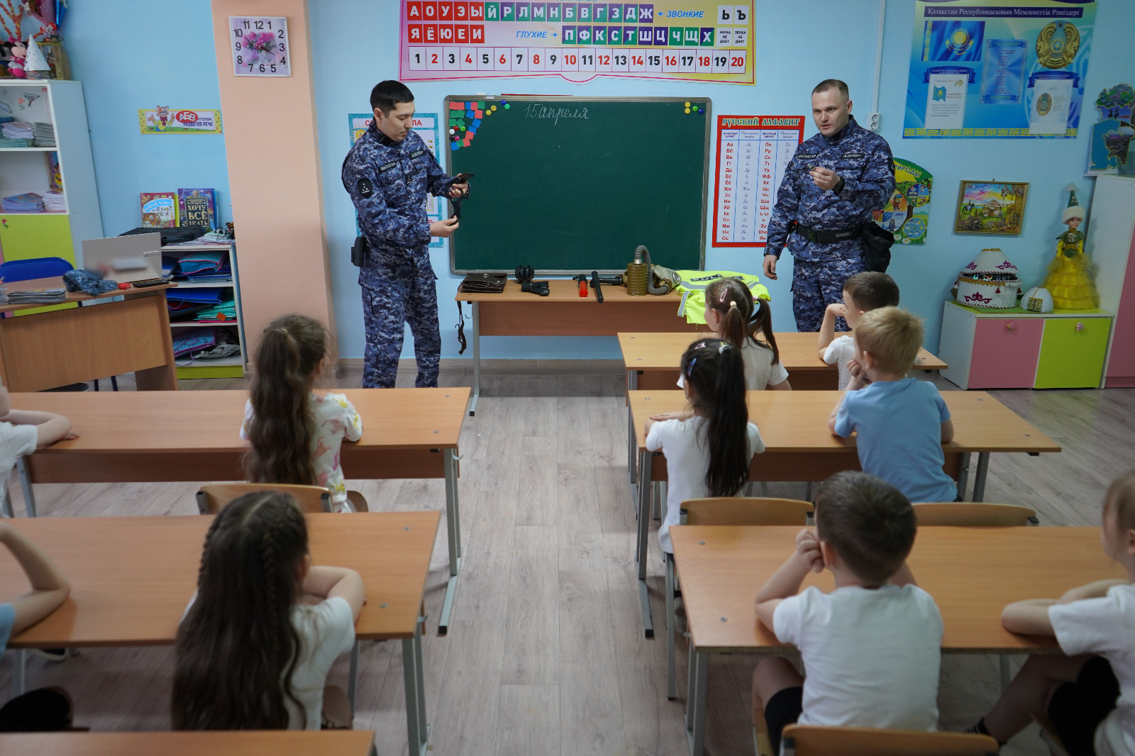 Полицейлер мектеп жасына дейінгі балаларға және мектеп оқушыларына көшедегі қауіпсіз жүріс-тұрыс туралы айтты