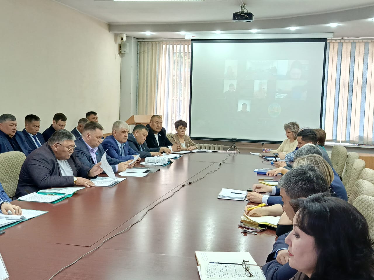 2025 жылғы 17 сәуірде Алтай ауданының әкімі Р. Т. Құрмамбаевтың қатысуымен мәслихаттың кезектен тыс 27 сессиясы өтті .