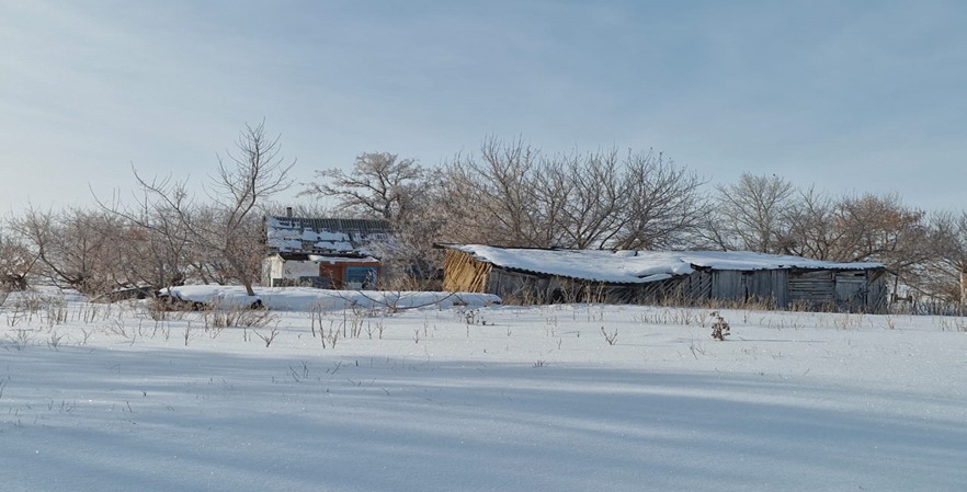 Аққұдық ауылындағы ескі құрылыстарды бұзу.