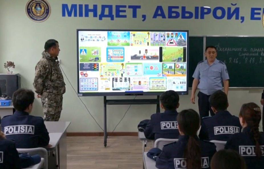 ПОЛИЦЕЙЛЕР ЖАС САҚШЫЛАРҒА ДӘРІС БЕРДІ