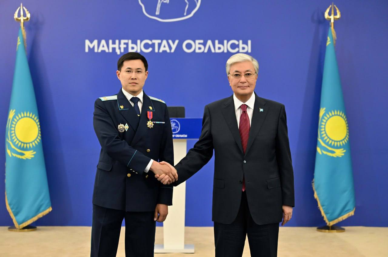Глава государства наградил сотрудников правоохранительных органов Мангистауской области