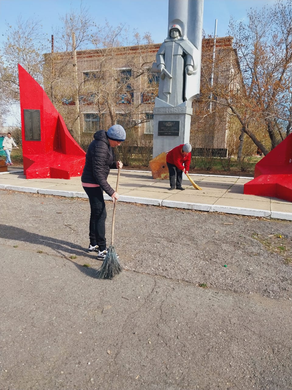 "Игі істер марафоны" аясында Ұлы Отан соғысы жылдарында қаза тапқан жауынгерлердің ескерткішіне іргелес аумақты тазалауға арналған "Естелік" акциясы өтті.