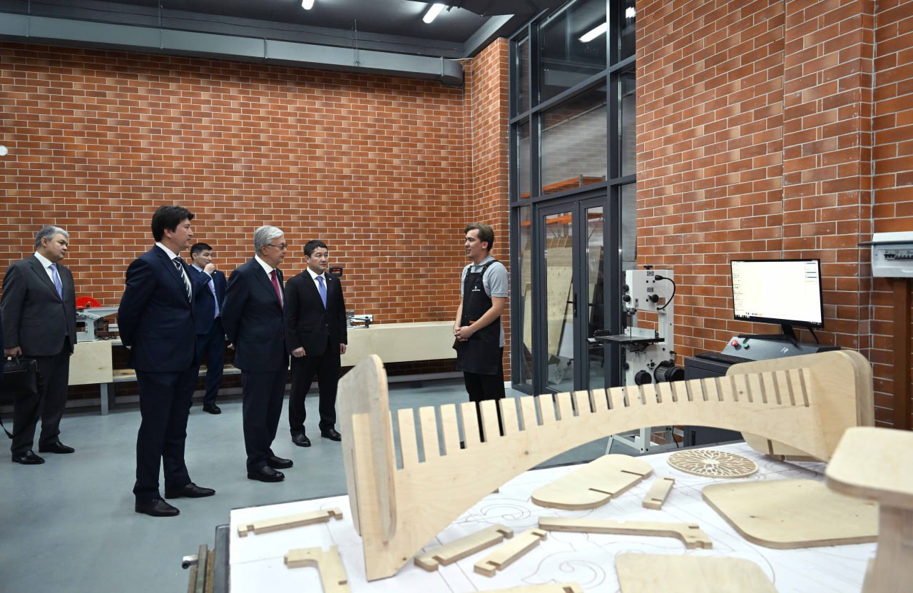 Мемлекет басшысы Yessenov Technopark қызметімен танысты