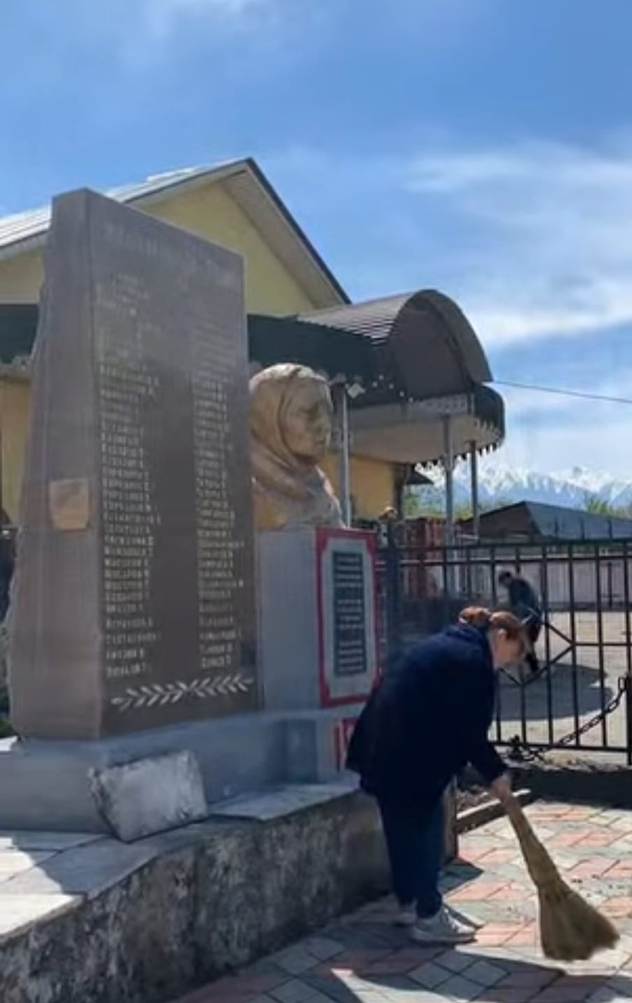 Рахат ауылдық округіне қарасты ҰОС ардагерлеріне арналған ескерткіштерге тазалық жұмыстары жүргізілді.