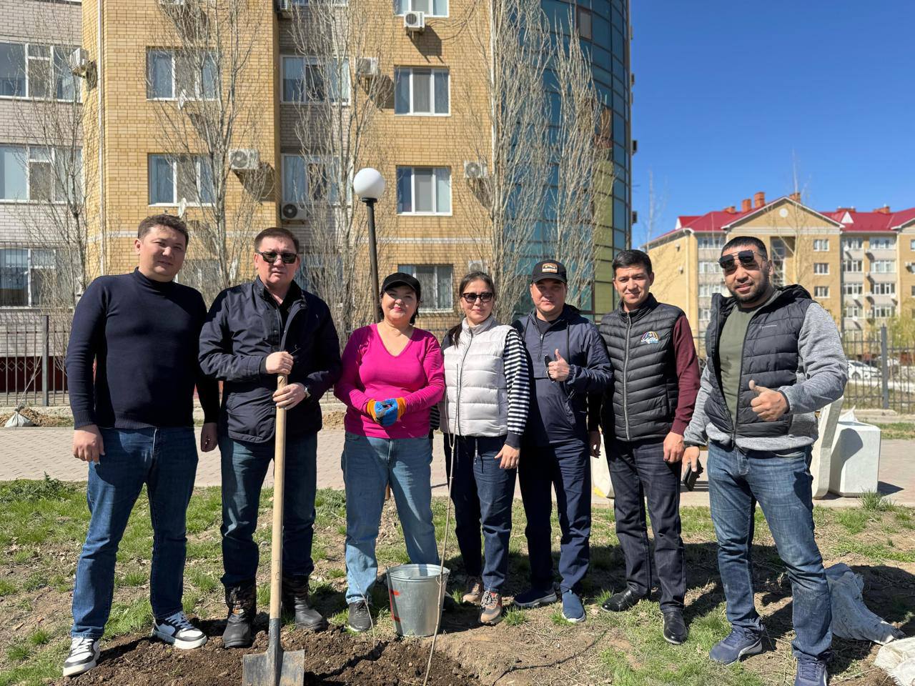 Депутаттар мен Қоғамдық кеңес мүшелері Алтын орда шағын ауданында көшеттер отырғызды