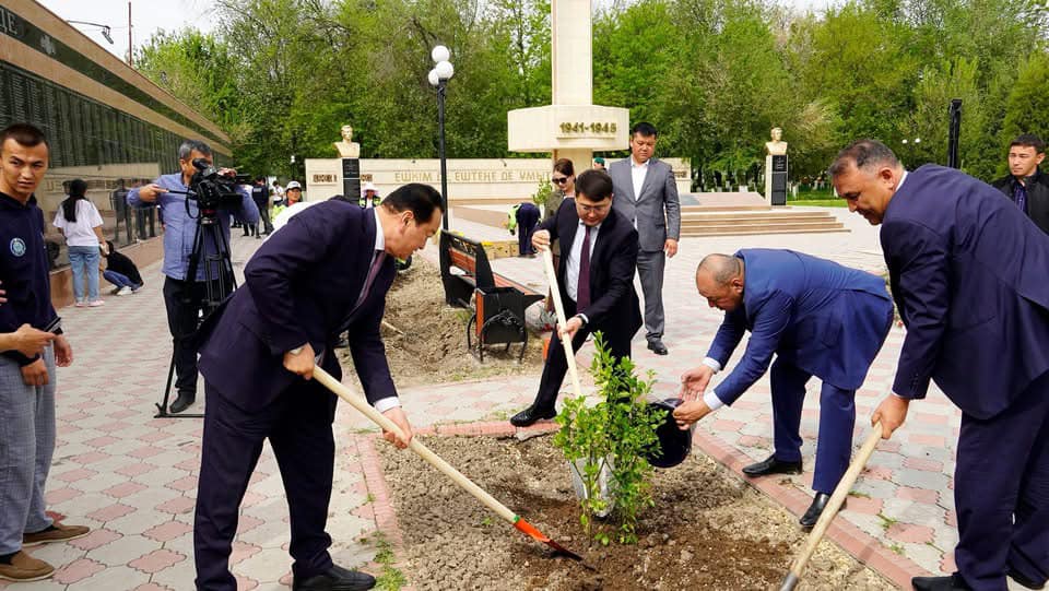 ТУРКЕСТАН: В КАЗЫГУРТЕ ВЫСАЖЕНО 1000 ЦВЕТОВ И ДЕКОРАТИВНЫХ ДЕРЕВЬЕВ