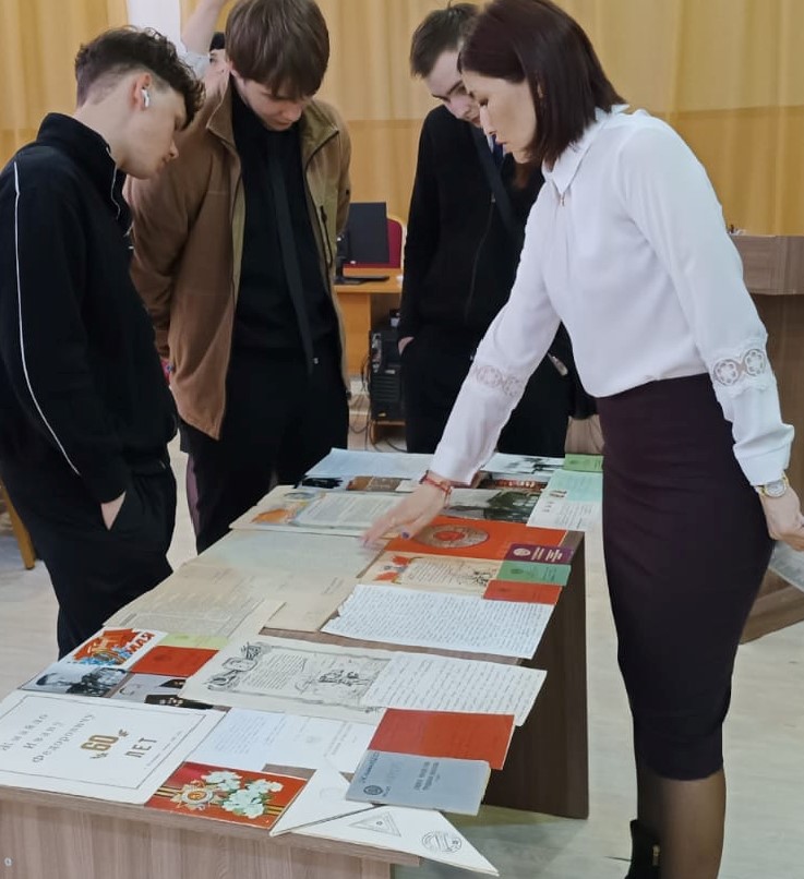 Лисаков өңірлік мемлекеттік архивінің архивисті «Победе звездный час!» фотосуреттерімен тақырыптық экспозицияны көрсетті