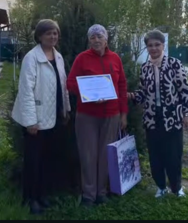 Рахат ауылдық округі бойынша "Таза Қазақстан" экологиялық акциясына белсене қатысқаны үшін және өскелең ұрпақты тазалыққа ынталандыру жолында жүргізілген еңбегі үшін "Ең таза аула" иегері Нуралиева Минайм Жапсарбаевнаға алғыс хат табысталды.