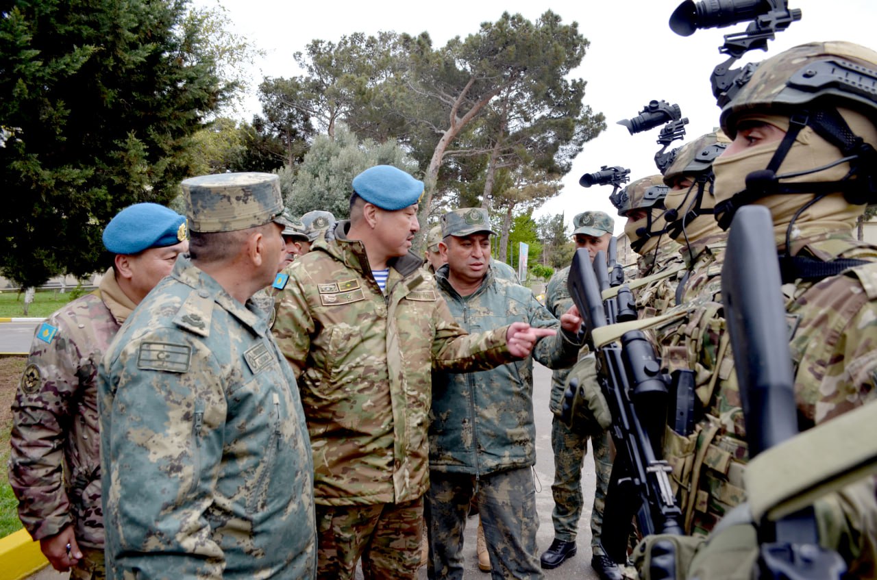 Қазақстан Десанттық-шабуылдау әскерлерінің қолбасшысы әзербайжандық коммандостың дайындығымен танысты