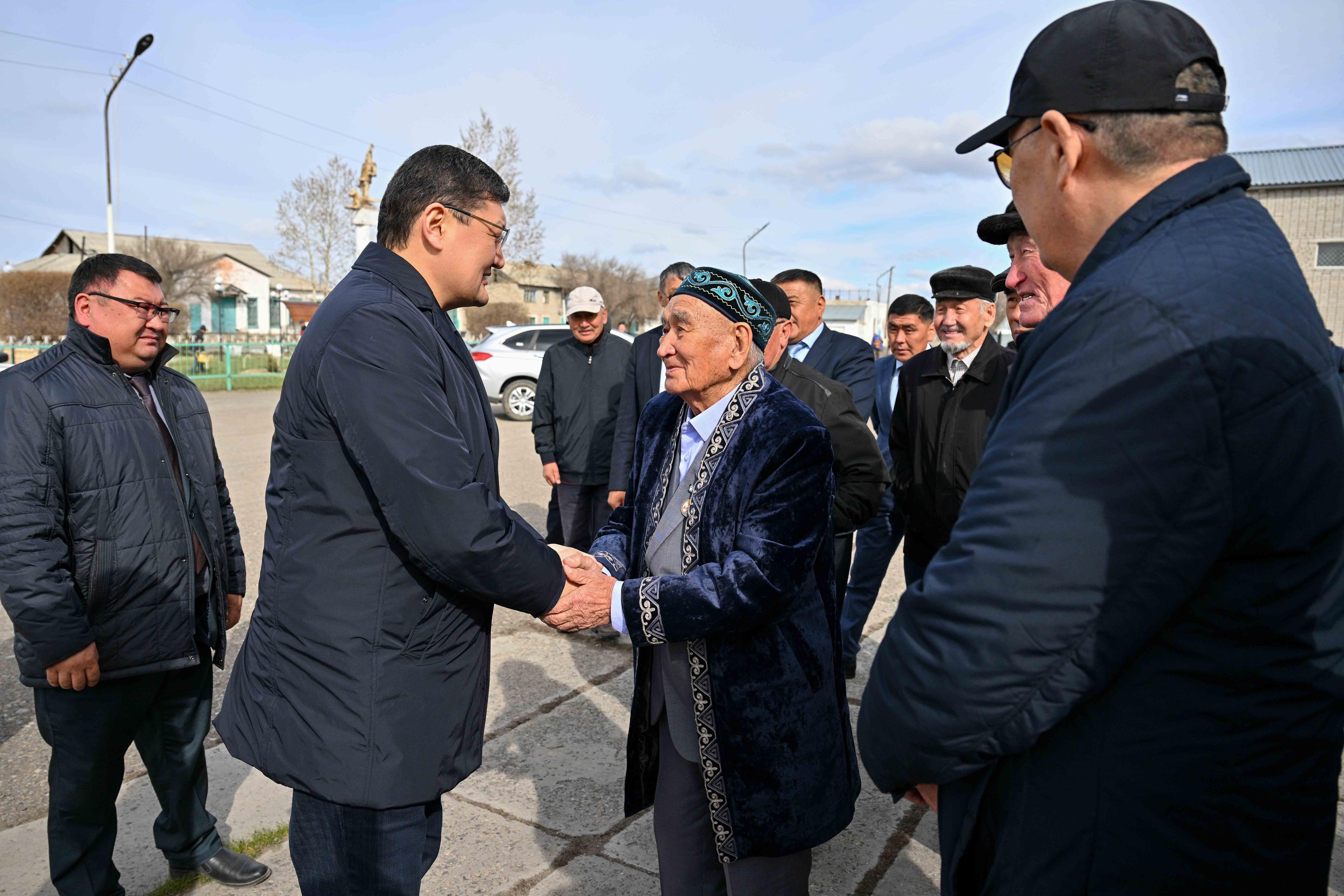 Облыс әкімі Шұбартау өңірінің ақсақалдарымен кездесті