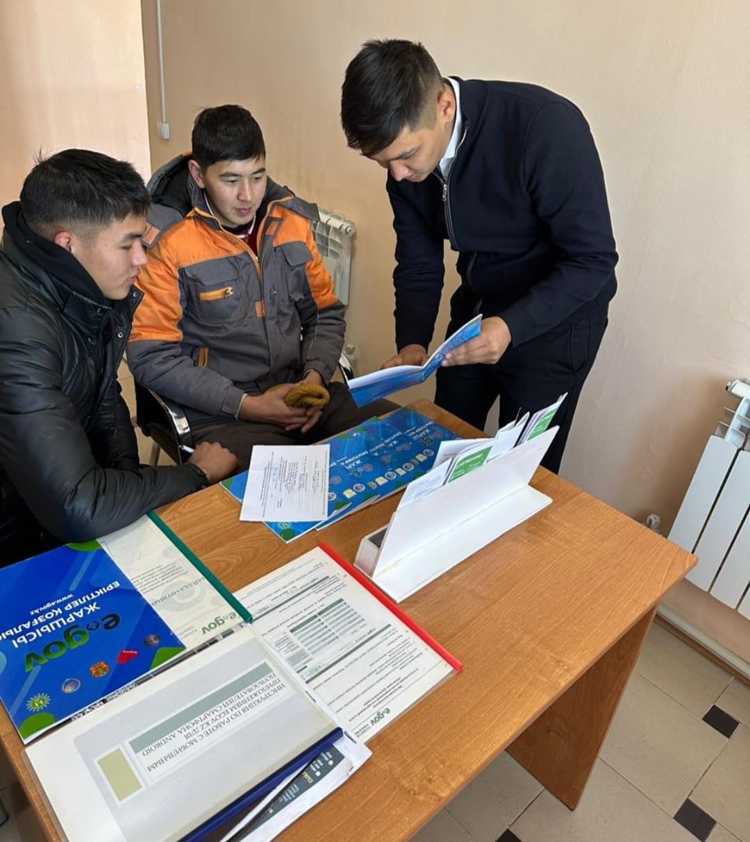 “Жалағаш ауылдық округі әкімі аппараты” ММ-де 24 желтоқсан 2024 жылы мемлекеттік көрсетілетін қызметтердің сапасын жоғарлату және мемлекеттік қызметтерді көрсету тәртібін халыққа түсіндіру мақсатында ашық есік күні өтті.