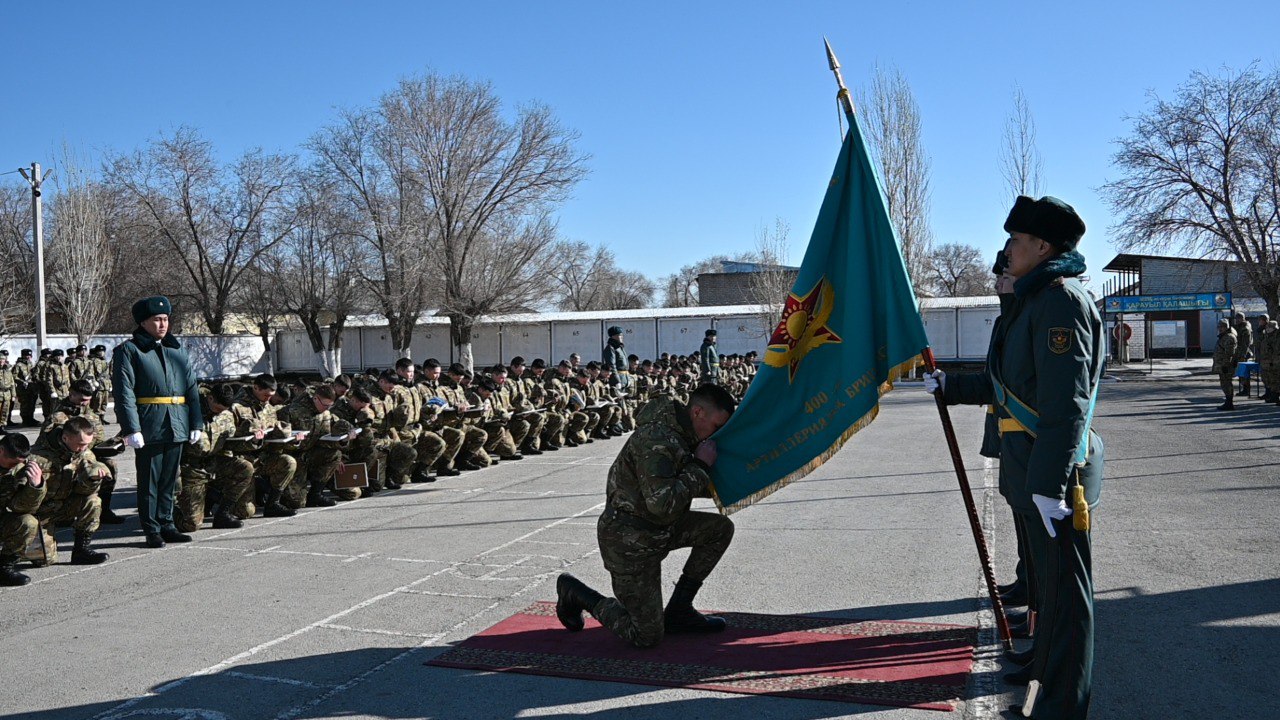 Ақтөбе гарнизонында сарбаздар Жауынгерлік тумен қоштасты