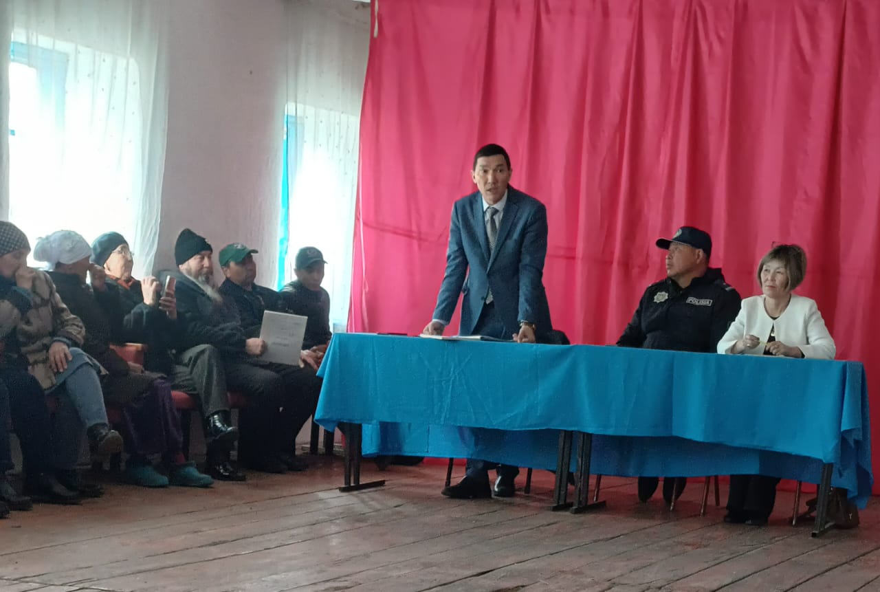 Округ әкімі Б.Сүлейменов Қарлығаш ауылының тұрғындарымен маңызды кездесу өткізді.