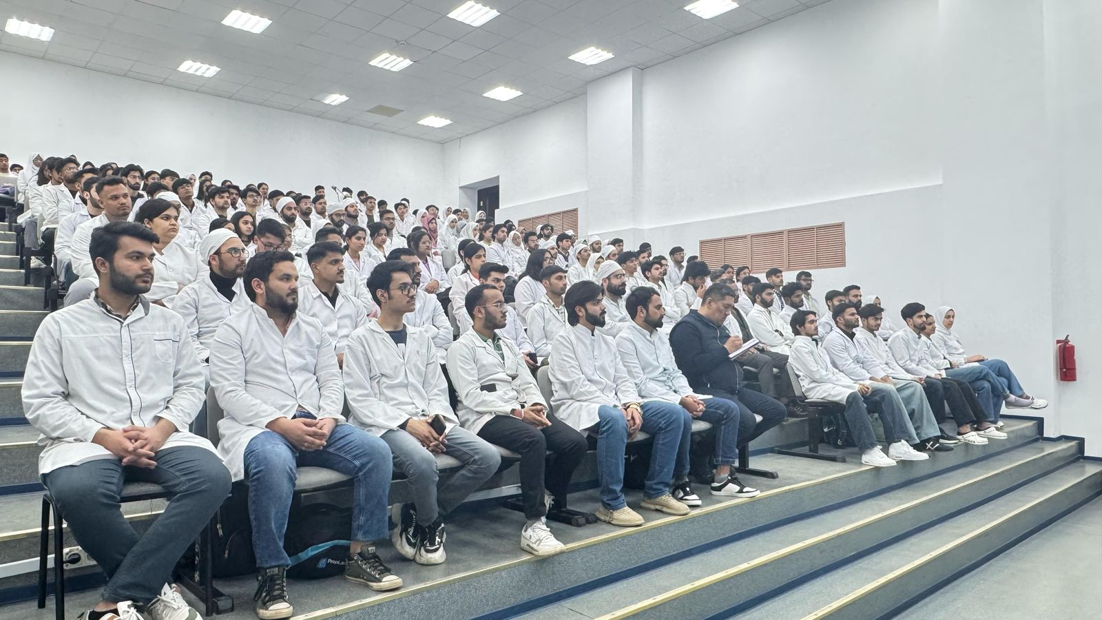 Шетелдік студенттерге арналған түсіндіру жұмыстары жалғасуда