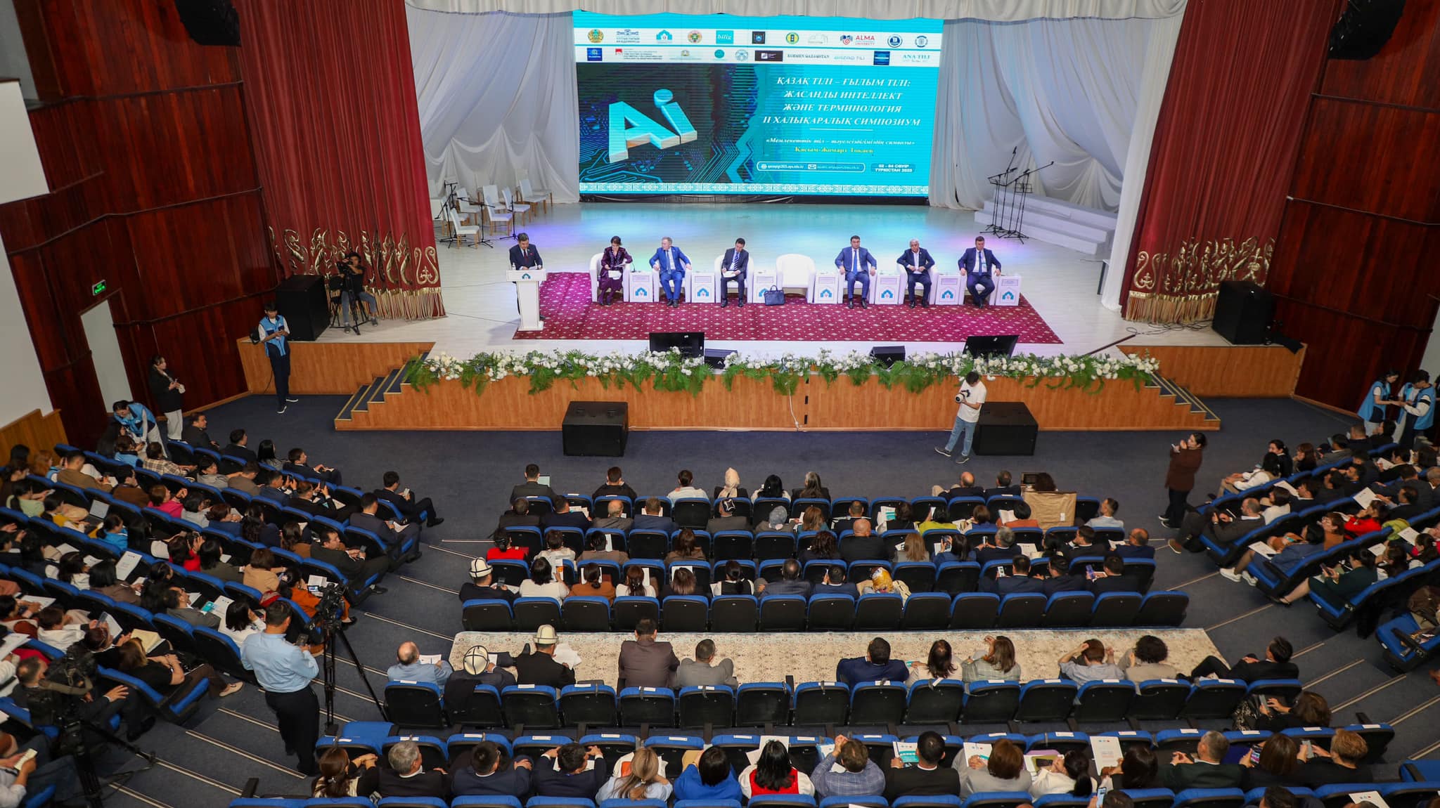 ТҮРКІСТАНДА «ІІ ҚАЗАҚ ТІЛІ – ҒЫЛЫМ ТІЛІ: ЖАСАНДЫ ИНТЕЛЛЕКТ ЖӘНЕ ТЕРМИНОЛОГИЯ» СИМПОЗИУМЫ ӨТІП ЖАТЫР