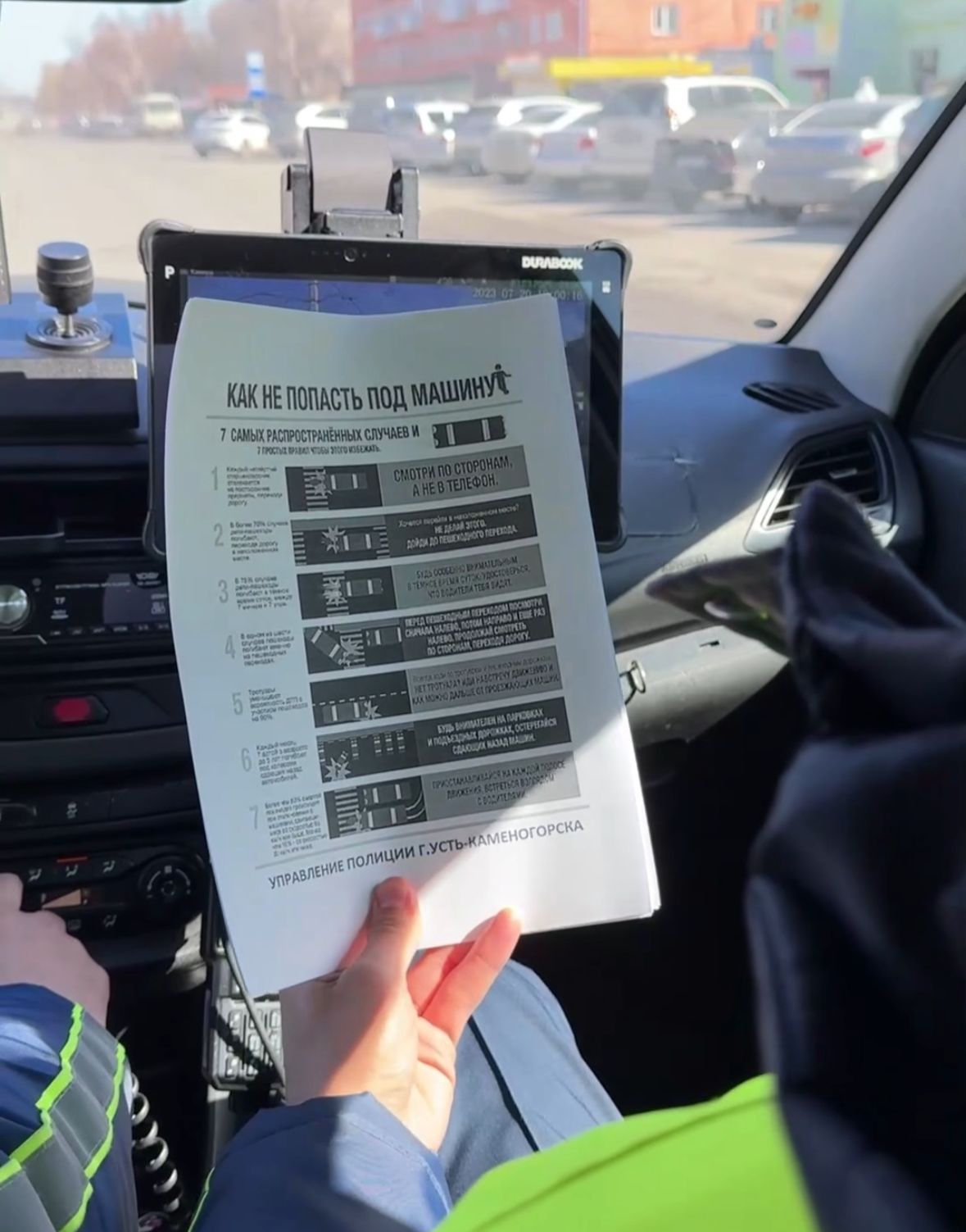 Өскеменде полицейлер қала тұрғындарына жол жүрісі қағидаларын еске салды