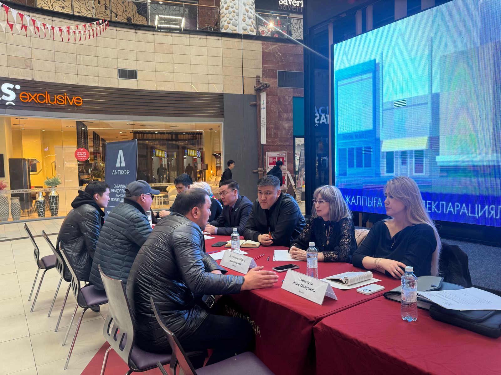 Заң мен тәртіп: мобильді сыбайлас жемқорлыққа қарсы топ елорда тұрғындарына «Сарыарқа» СОО-да құқықтық көмек көрсетті