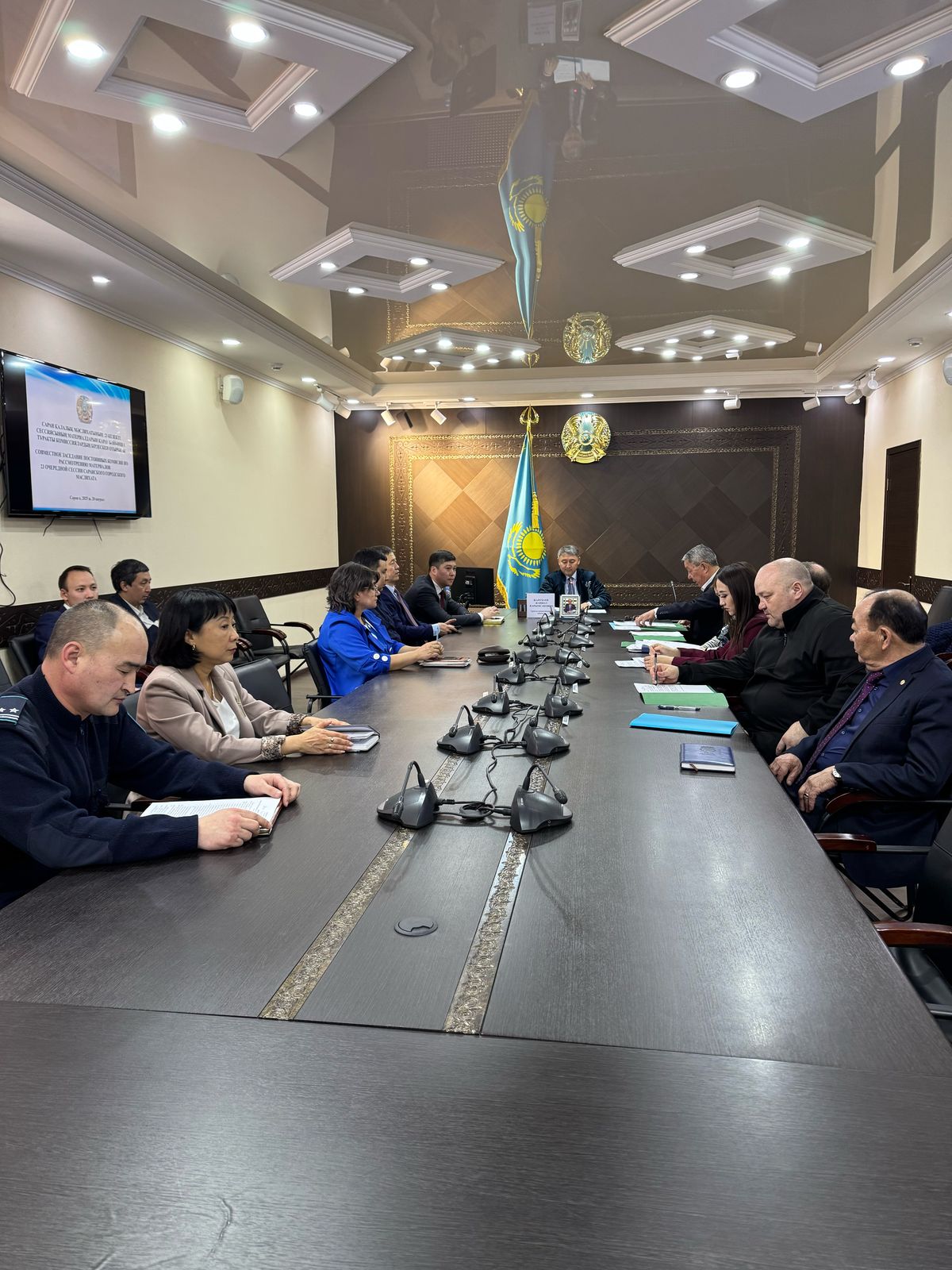 Әріптестеріммен тұрақты комиссиялардың бірлескен отырысын өткіздік, оның барысында алдағы кезекті сессияның материалдары қаралды.