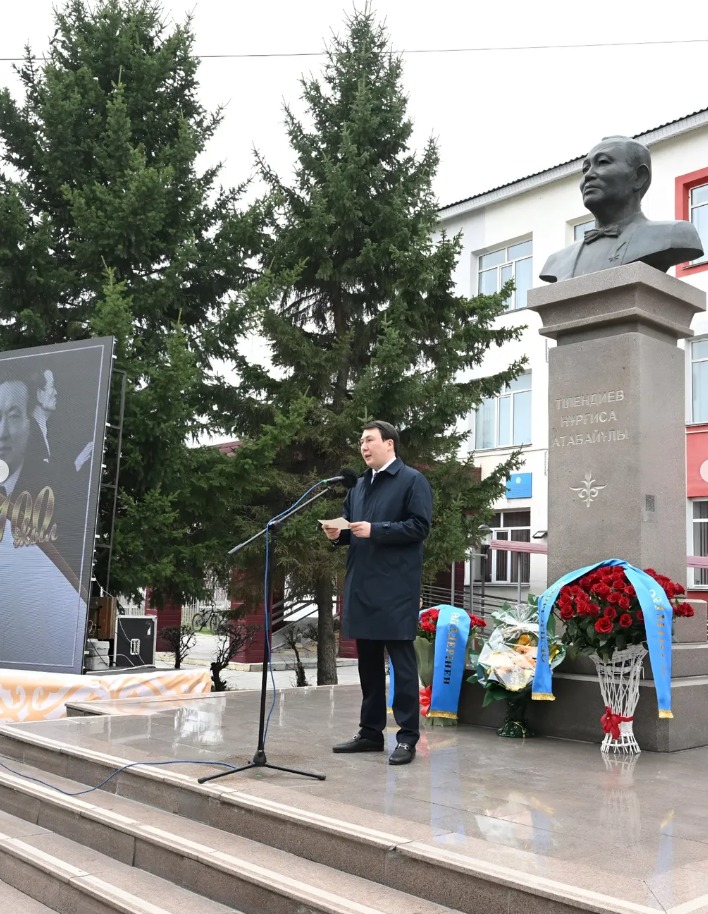 Жетісуда Нұрғиса Тілендиевтің ескерткішіне гүл шоқтары қойылып, еске алу шарасы өтті