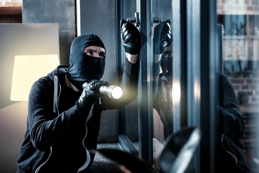 Қарағандыда дүкендерге түнде ұрлыққа түскен ұсталды