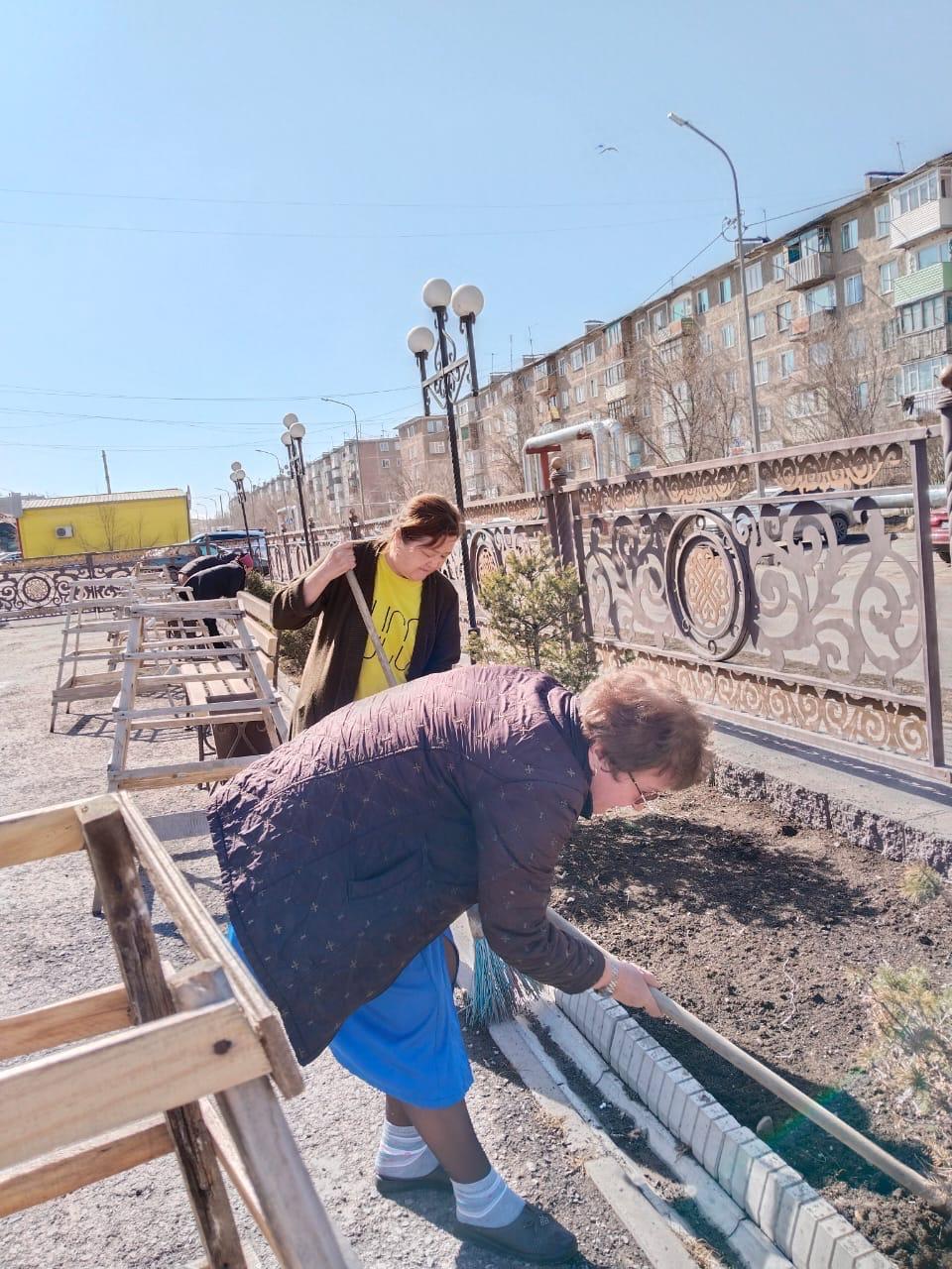 Шаруашылық қызметкерлер білім беру ұйымдарына іргелес аумақтарды тиісті санитарлық жағдайға келтіру бойынша іс-шаралар өткізді. Б