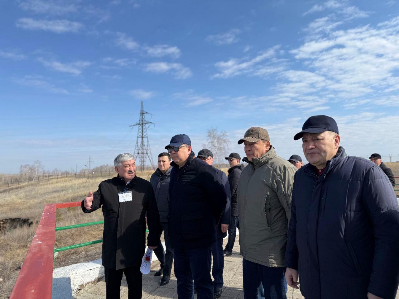 📢 Солтүстік Қазақстан облысына жұмыс сапары аясында Қазақстан Республикасы Премьер-Министрінің орынбасары Қанат Бозымбаев біздің аудан аумағындағы су тасқыны жағдайымен танысып, су басудың алдын алу шараларын тексерді.