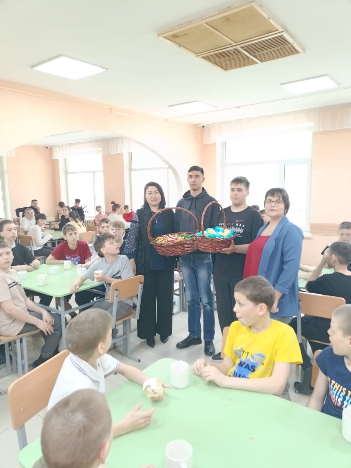 2025 жылдың 20 сәуірінде Серебрянск қаласының әкімі Н.Бақынова Шығыс Қазақстан облысы білім беру мекемесінің «Ерекше білім беру қажеттіліктері бар балаларды қолдау орталығы» КММ тәрбиеленушілерін жарқын Пасха мерекесімен құттықтады.