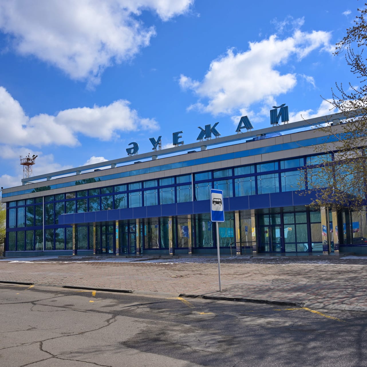 Өңір басшысы Асайын Байханов облыс орталығы әуежайының ұшу-қону жолағын қайта жаңарту жұмыстарының барысын тексерді