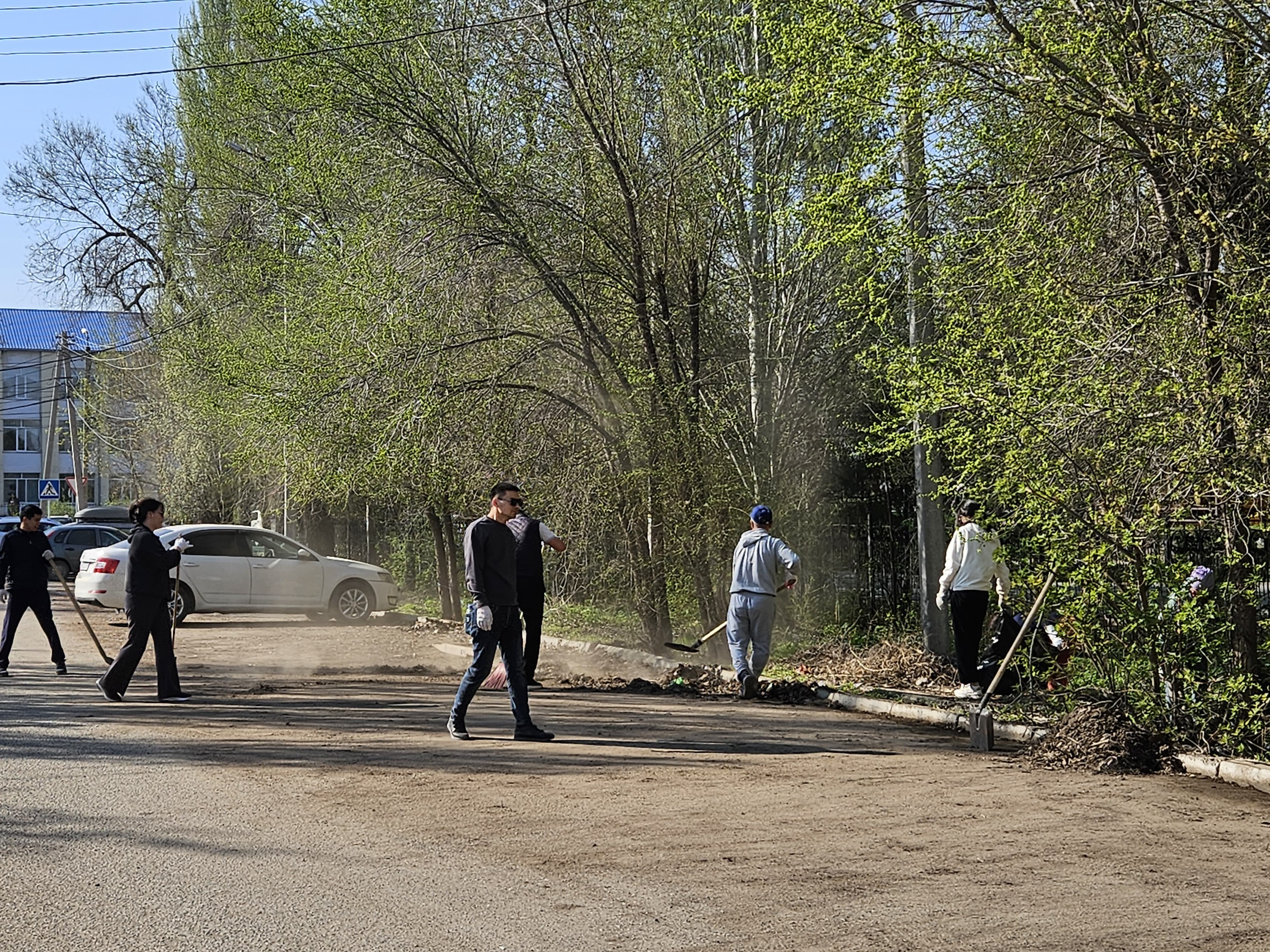 "Қала аумағын тазалау, көгалдандыру және абаттандыру жөніндегі санитарлық-экологиялық айлық" аясындағы сенбілік.