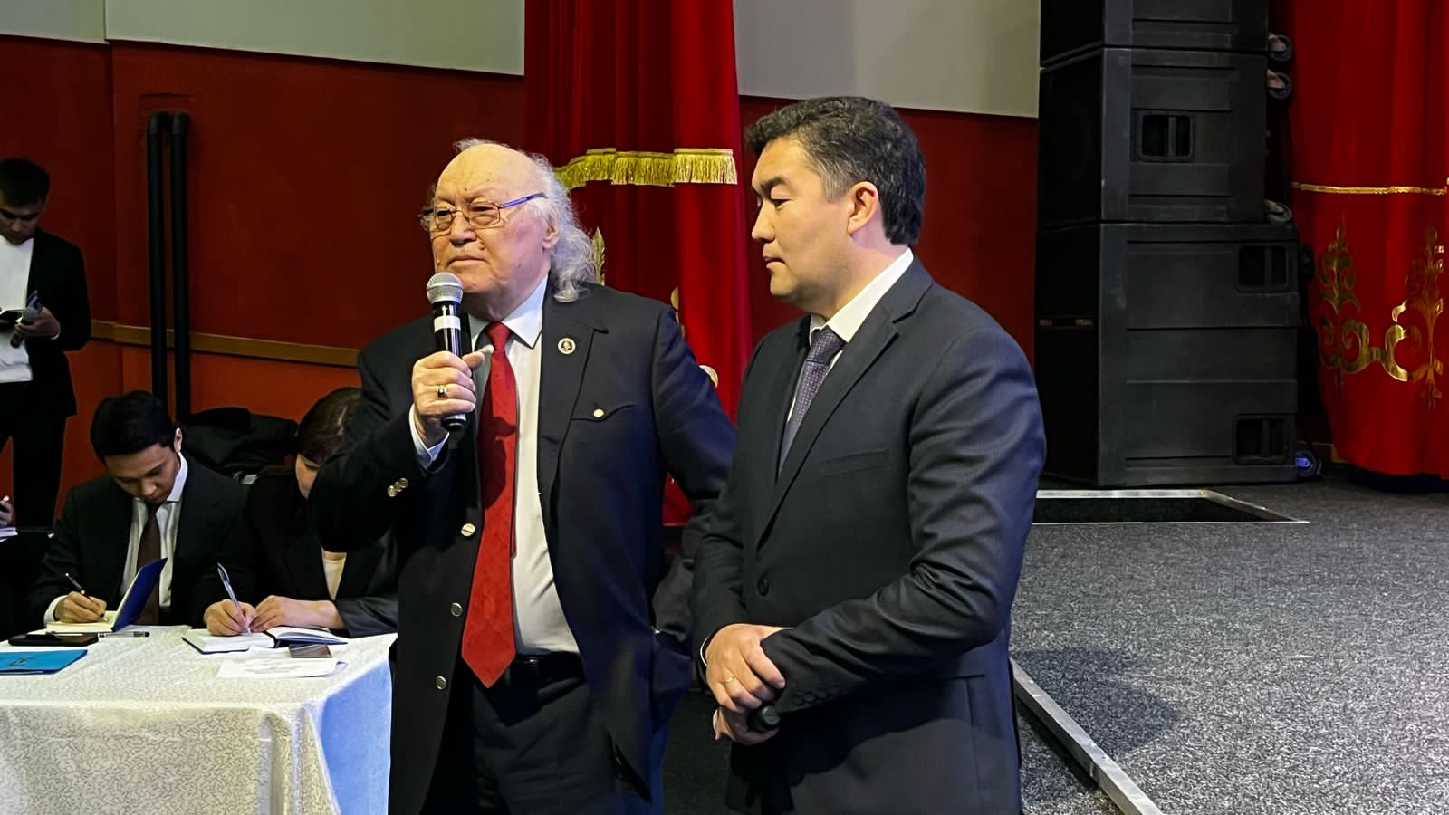 Абай облысының мәдениет, тілдерді дамыту және архив ісі басқармасының басшысы зиялы қауыммен кездесті