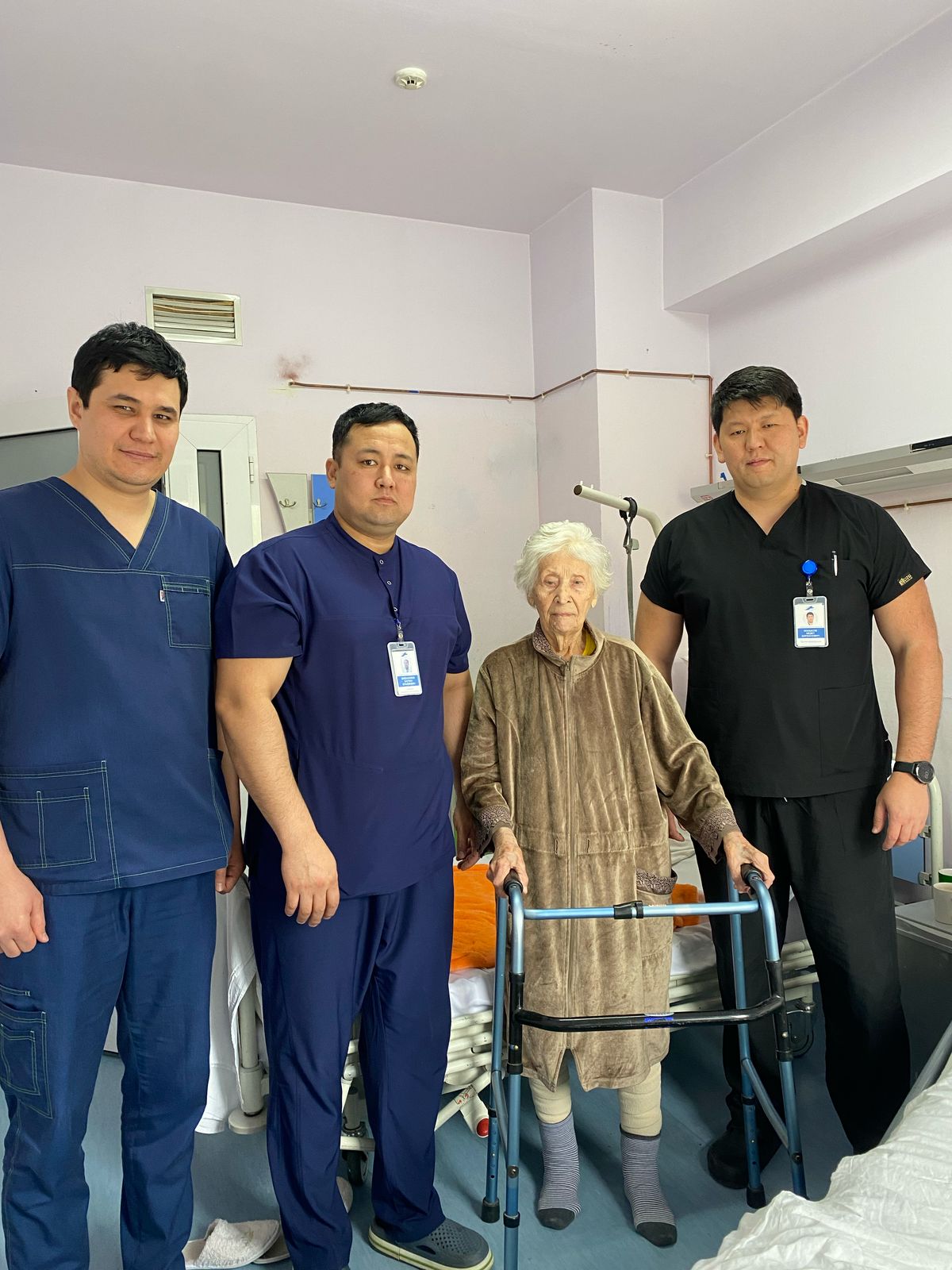 100 жас - белес қана: алматылық травматологтар ғасыр жасаған кейуананы қайта аяққа тұрғызды