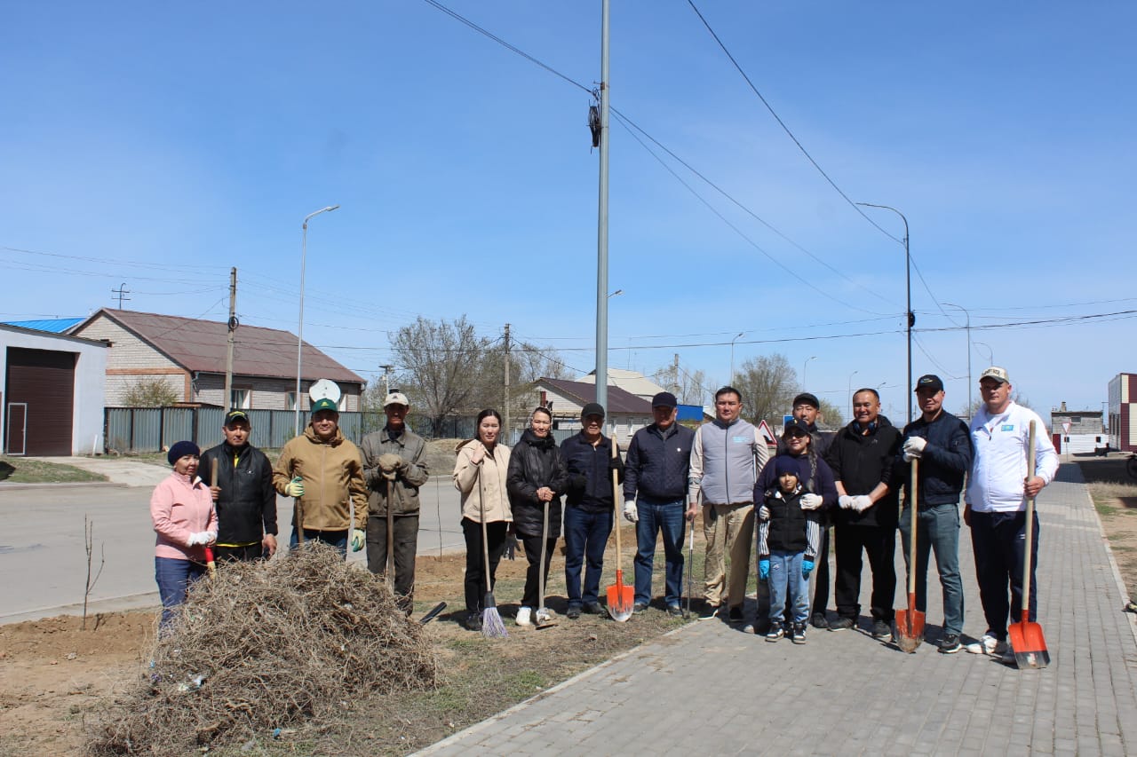 "Таза Қазақстан" экологиялық акциясы аясында қалалық мәслихат депутаттары мен қоғамдық кеңес мүшелері Шаталюк көшесінің бойында сенбілік жұмыстарын жүргізді
